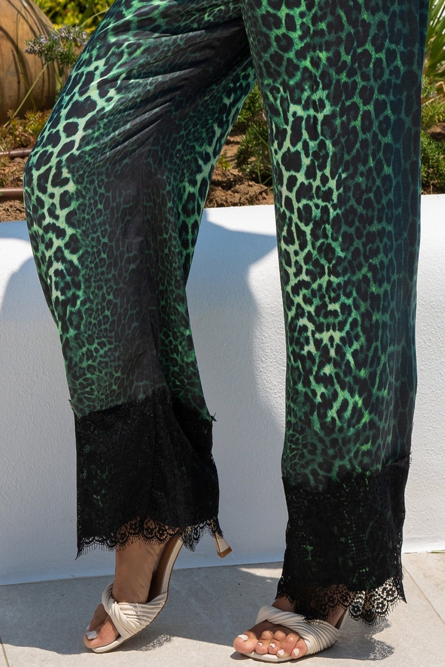 СВОБОДЕН ПАНТАЛОН ОТ ЛЪСКАВА ВИСКОЗА - LEO NEON GREEN