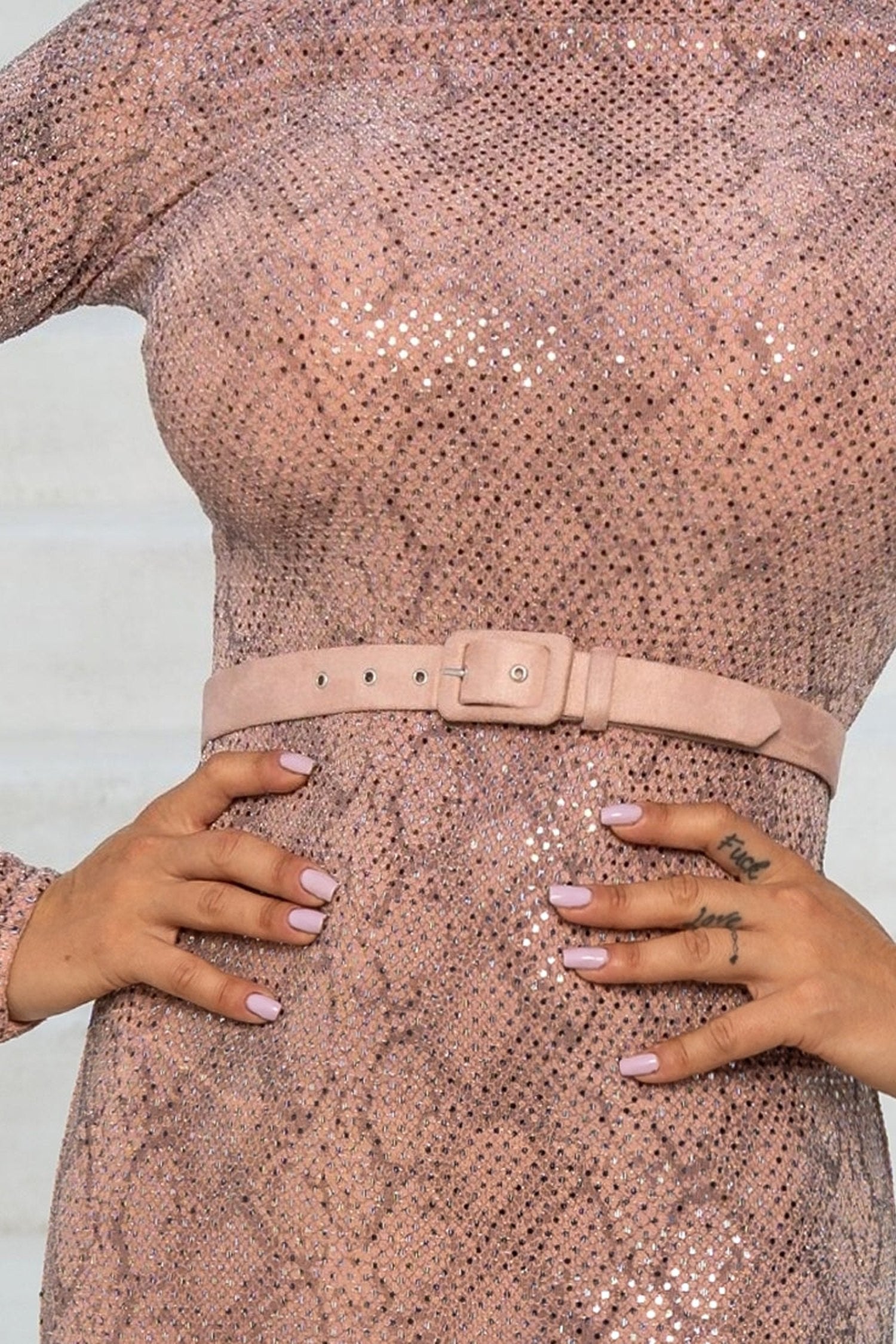 ВТАЛЕНА РОКЛЯ С БЛЯСЪК В ЦВЯТ ПУДРА - ESSENTIALS