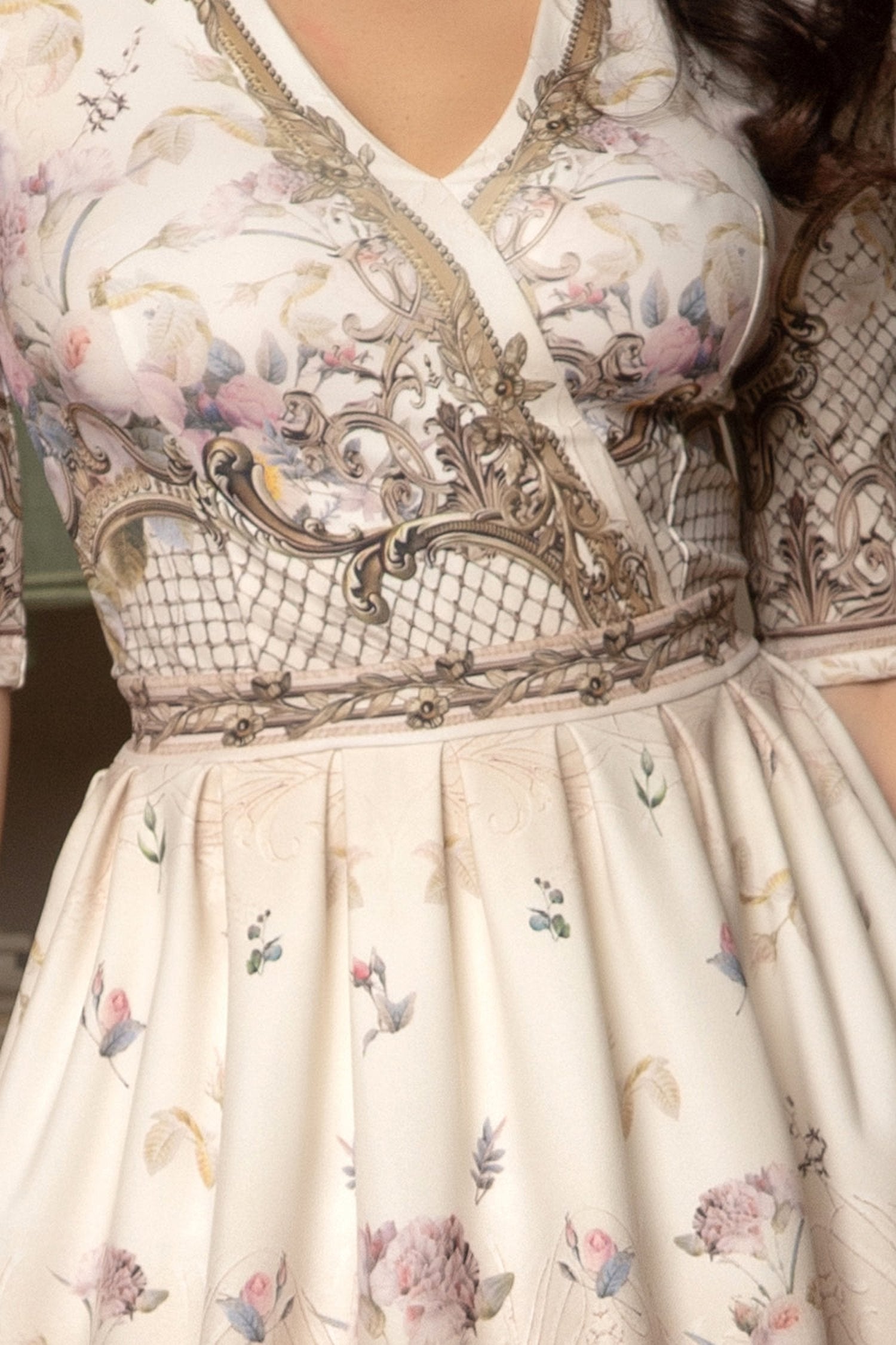 БОДИ С V-ДЕКОЛТЕ - BAROQUE FLOWERS