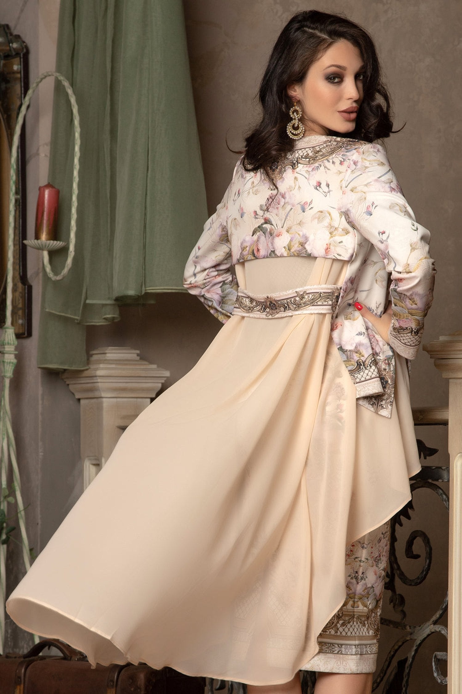 ЕЛЕГАНТНА ЖИЛЕТКА С ПРИНТ И ШИФОНЕН ГРЪБ - BAROQUE FLOWERS