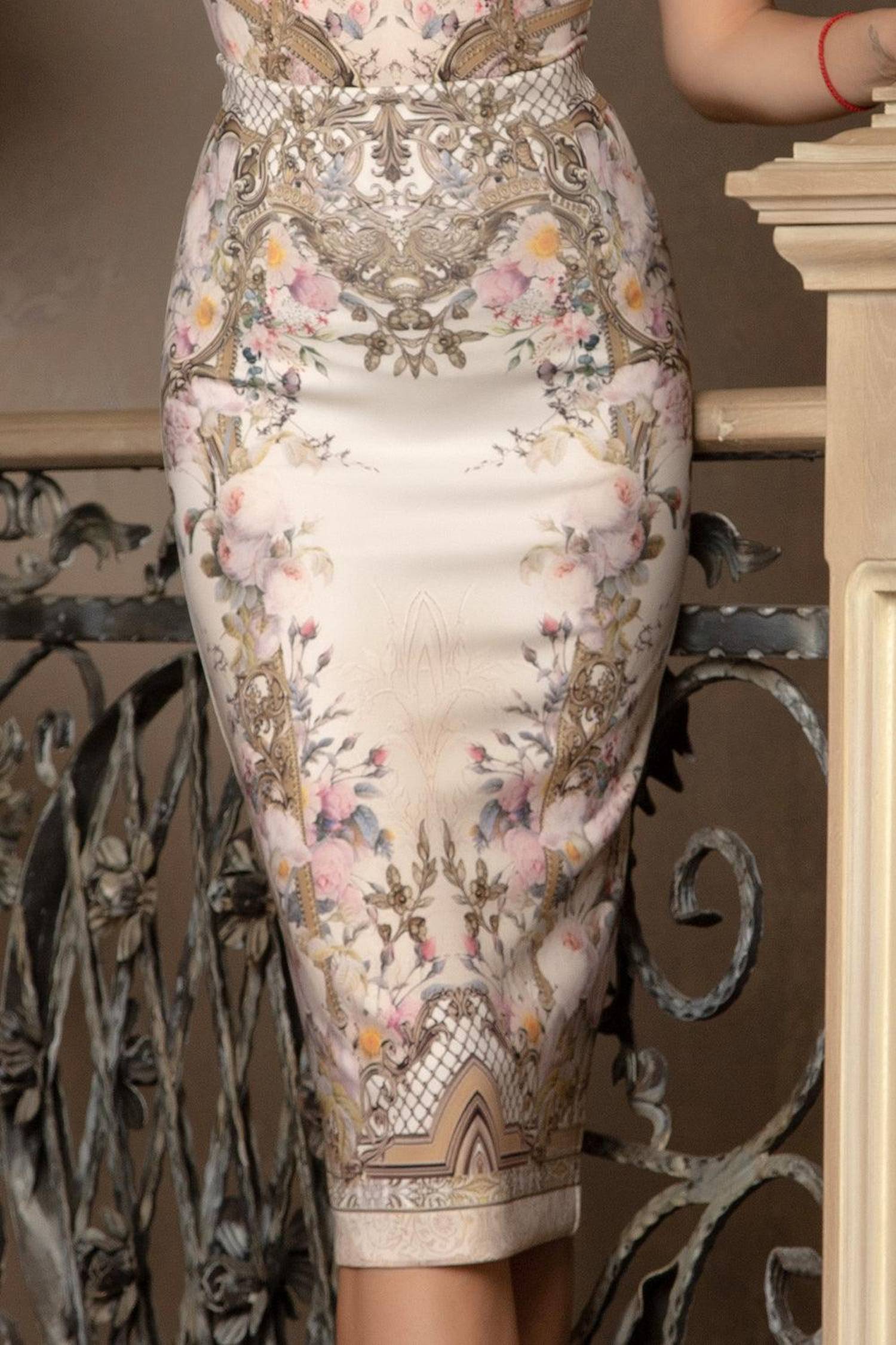 ПОЛА ДО КОЛЯНОТО - BAROQUE FLOWERS