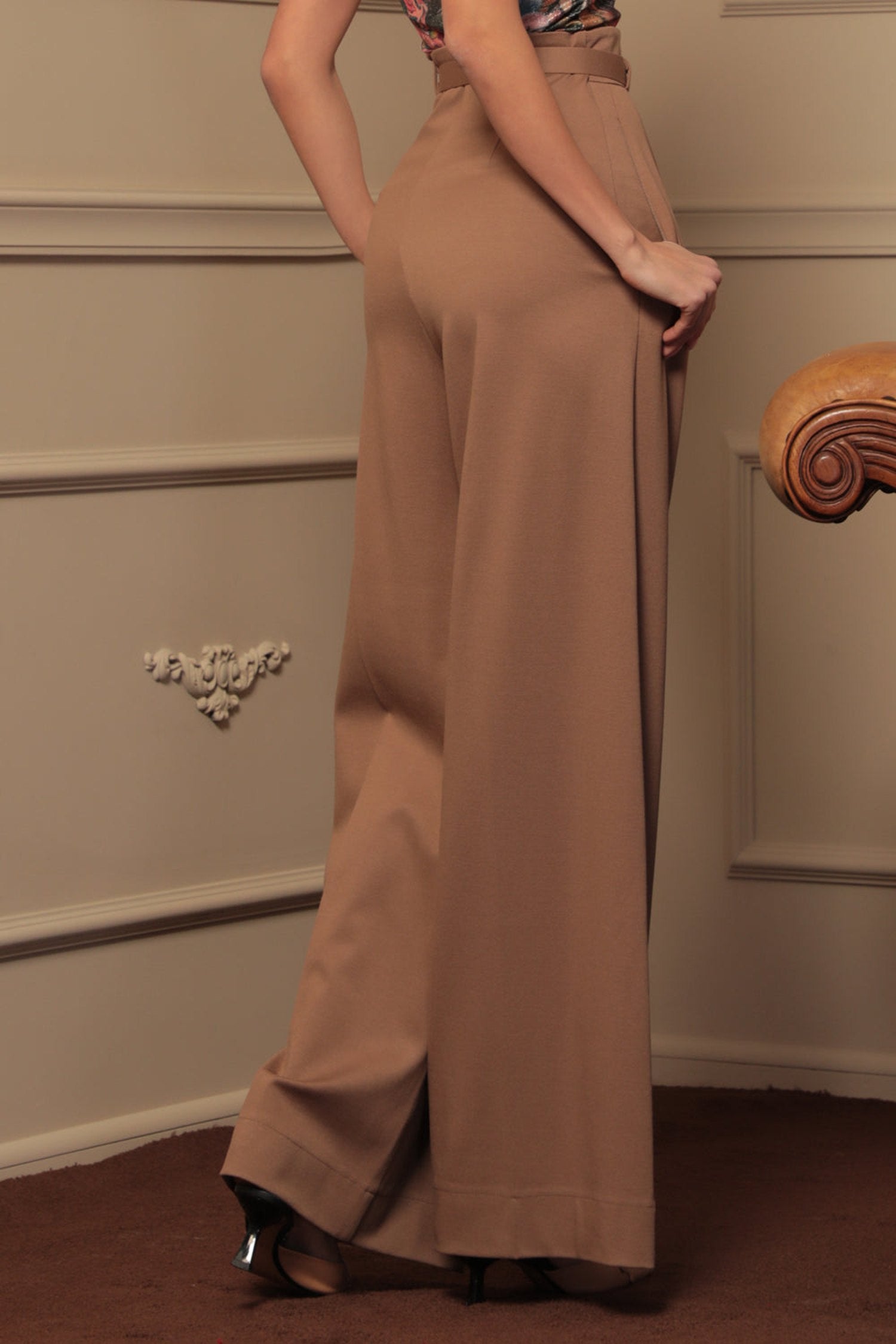 ШИРОК ПАНТАЛОН ОТ ВИСКОЗА С ВИСОКА ТАЛИЯ В БЕЖОВО - ESSENTIAL