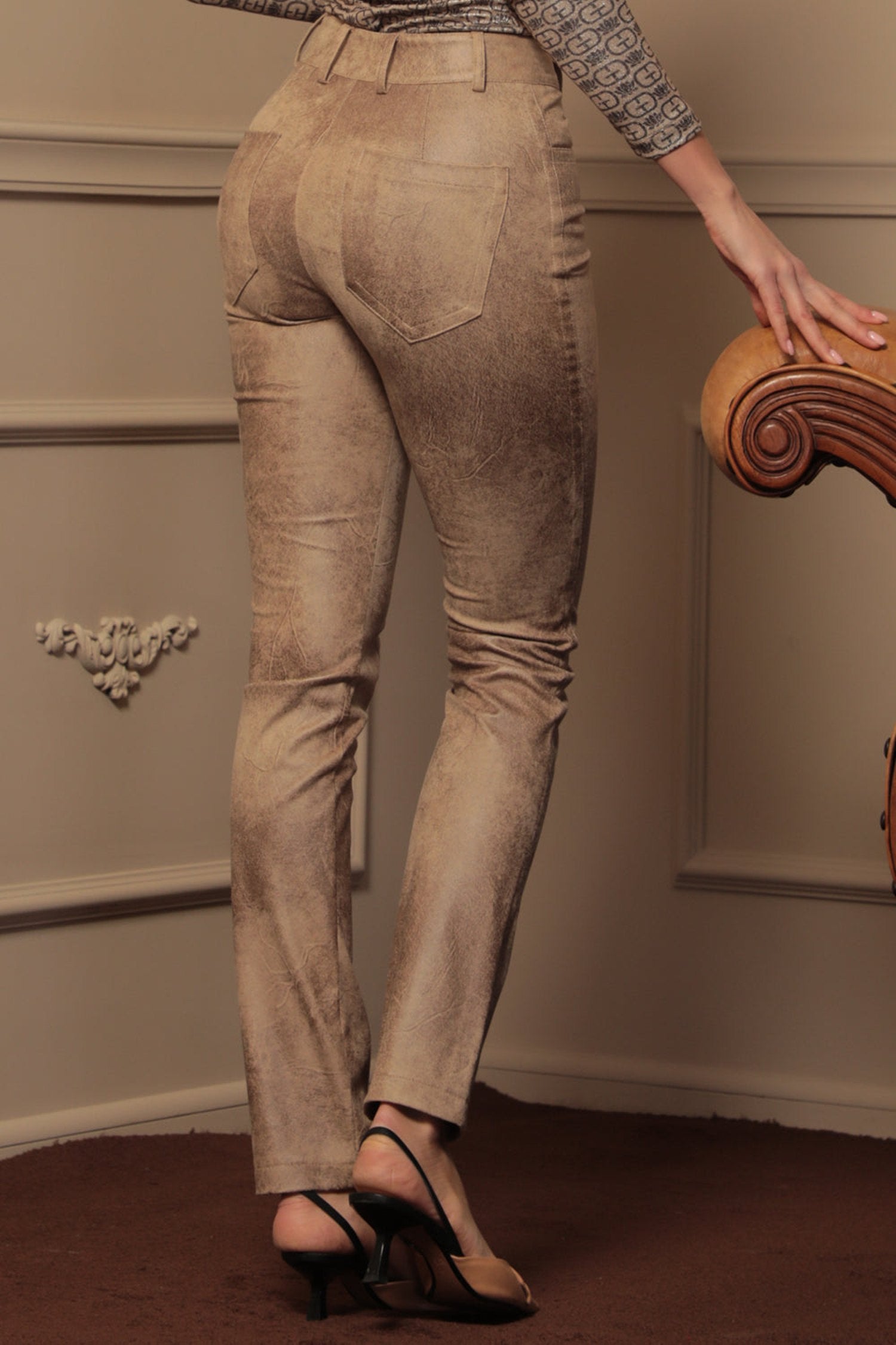 СЛИМ ПАНТАЛОН ОТ ВЕЛУР В ЦВЯТ КАПУЧИНО - ESSENTIALS