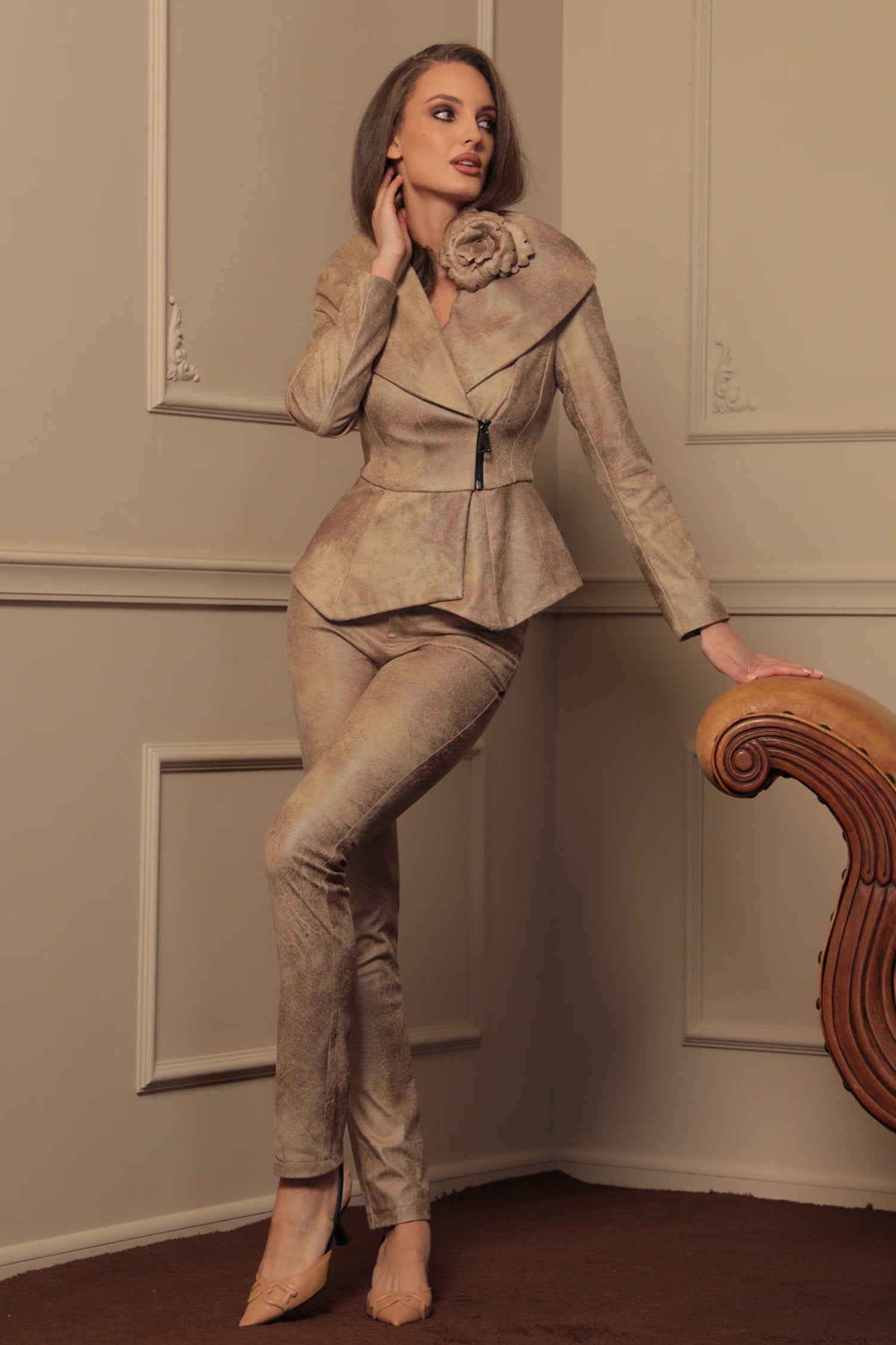 SKINNY 5-POCKET PANTS IN CAPPUCCINO - ESSENTIALS JIORO СЛИМ ПАНТАЛОН ОТ ВЕЛУР В ЦВЯТ КАПУЧИНО - ESSENTIALS JIORO