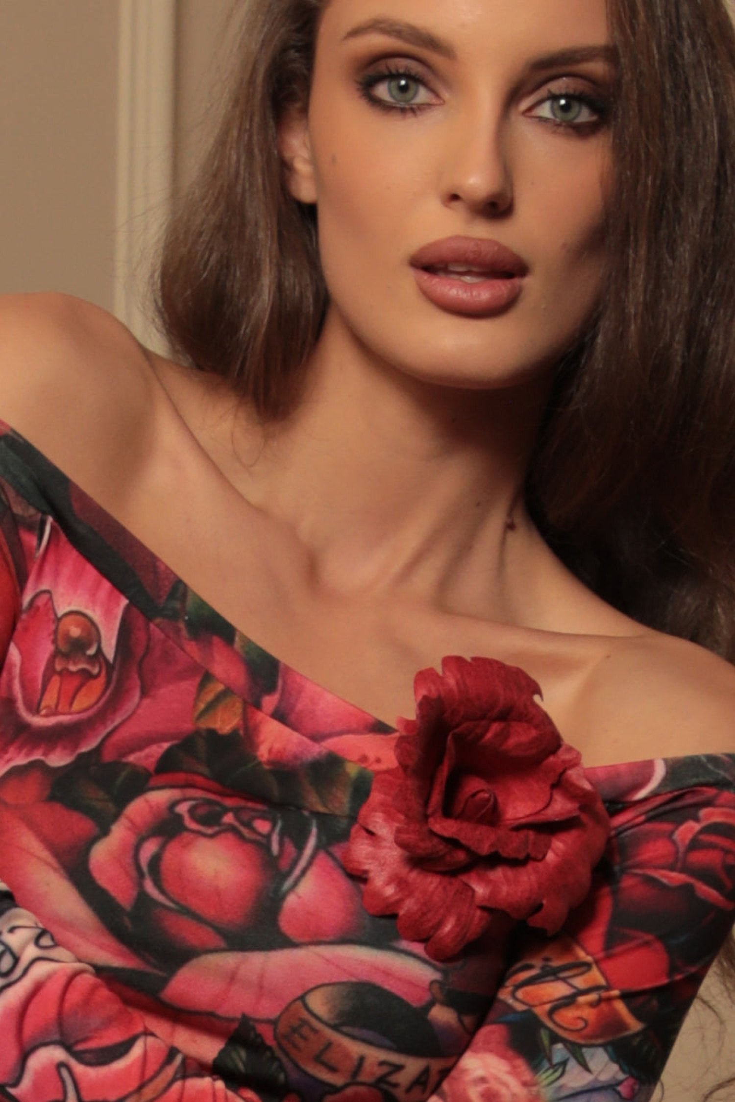 РЪЧНО ИЗРАБОТЕНА БРОШКА ОТ ВЕЛУР СРЕДНО ЦВЕТЕ В ЧЕРВЕНО