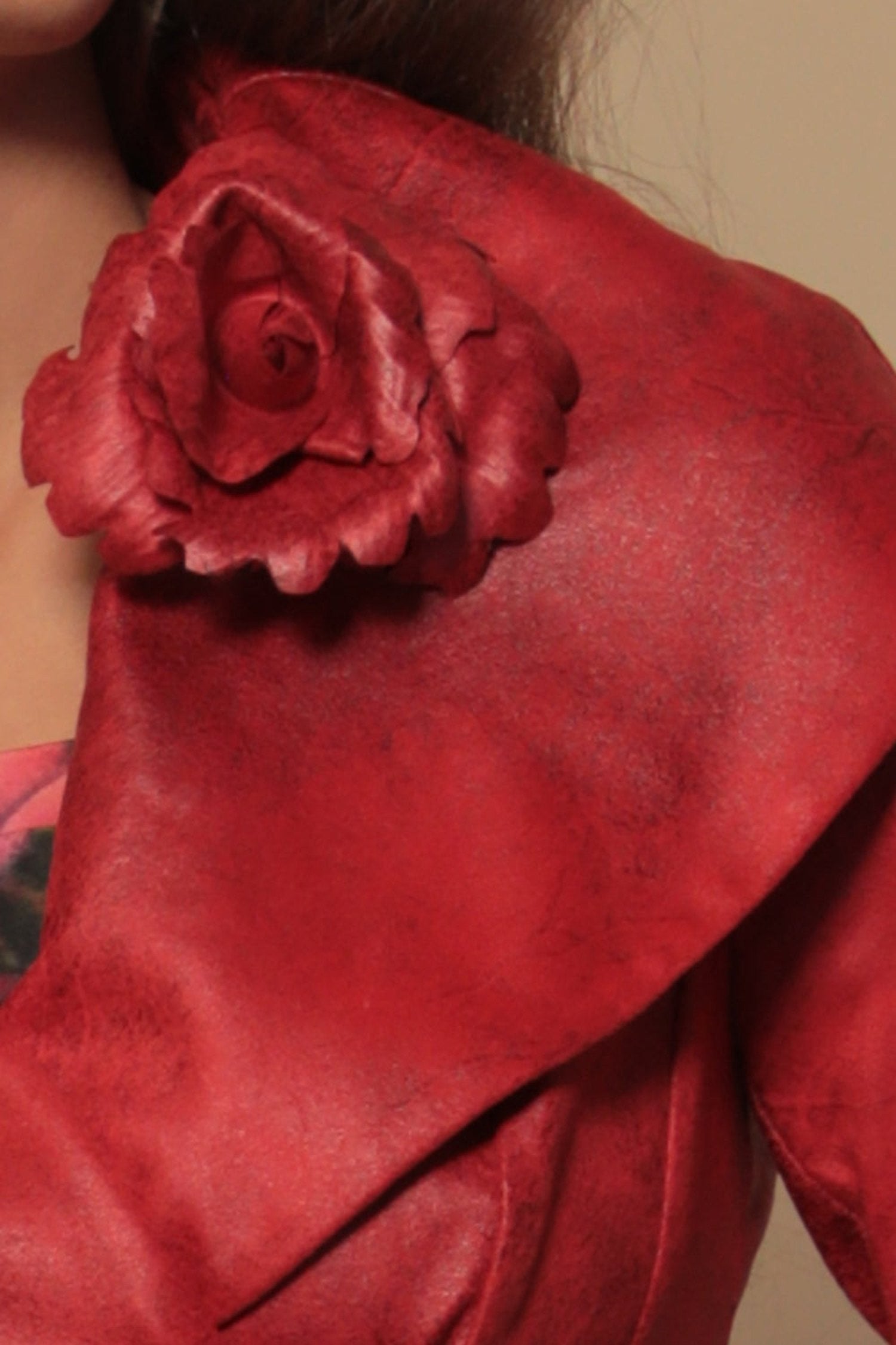 РЪЧНО ИЗРАБОТЕНА БРОШКА ОТ ВЕЛУР СРЕДНО ЦВЕТЕ В ЧЕРВЕНО