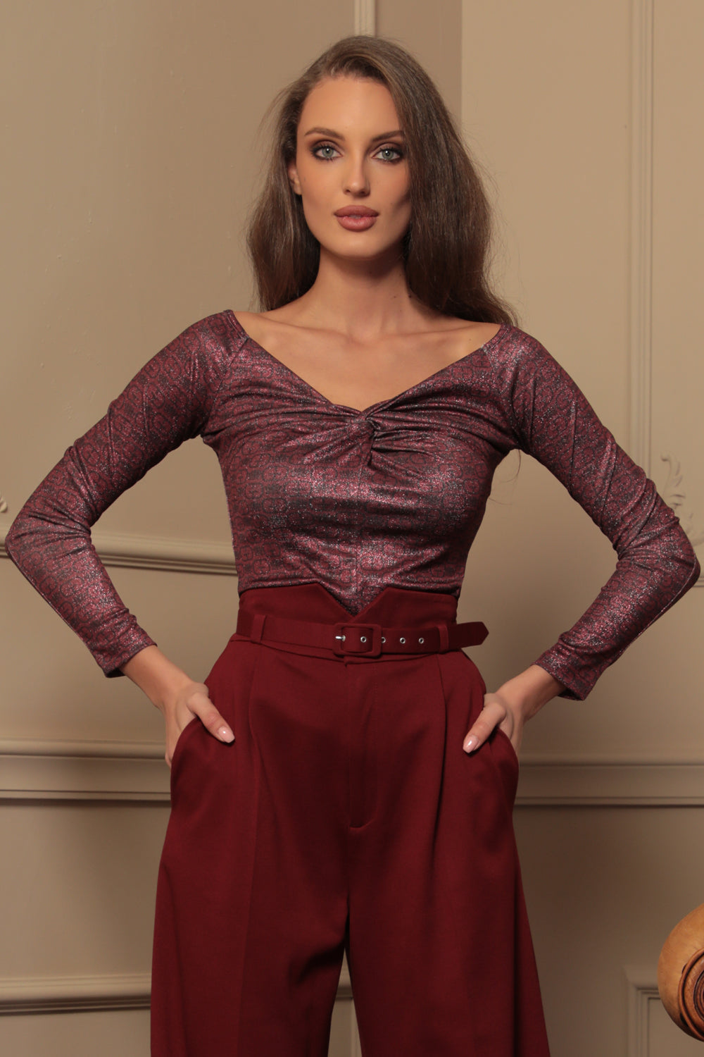 БЛУЗА С ОТВОРЕНИ РАМЕНЕ - BURGUNDY LOGO