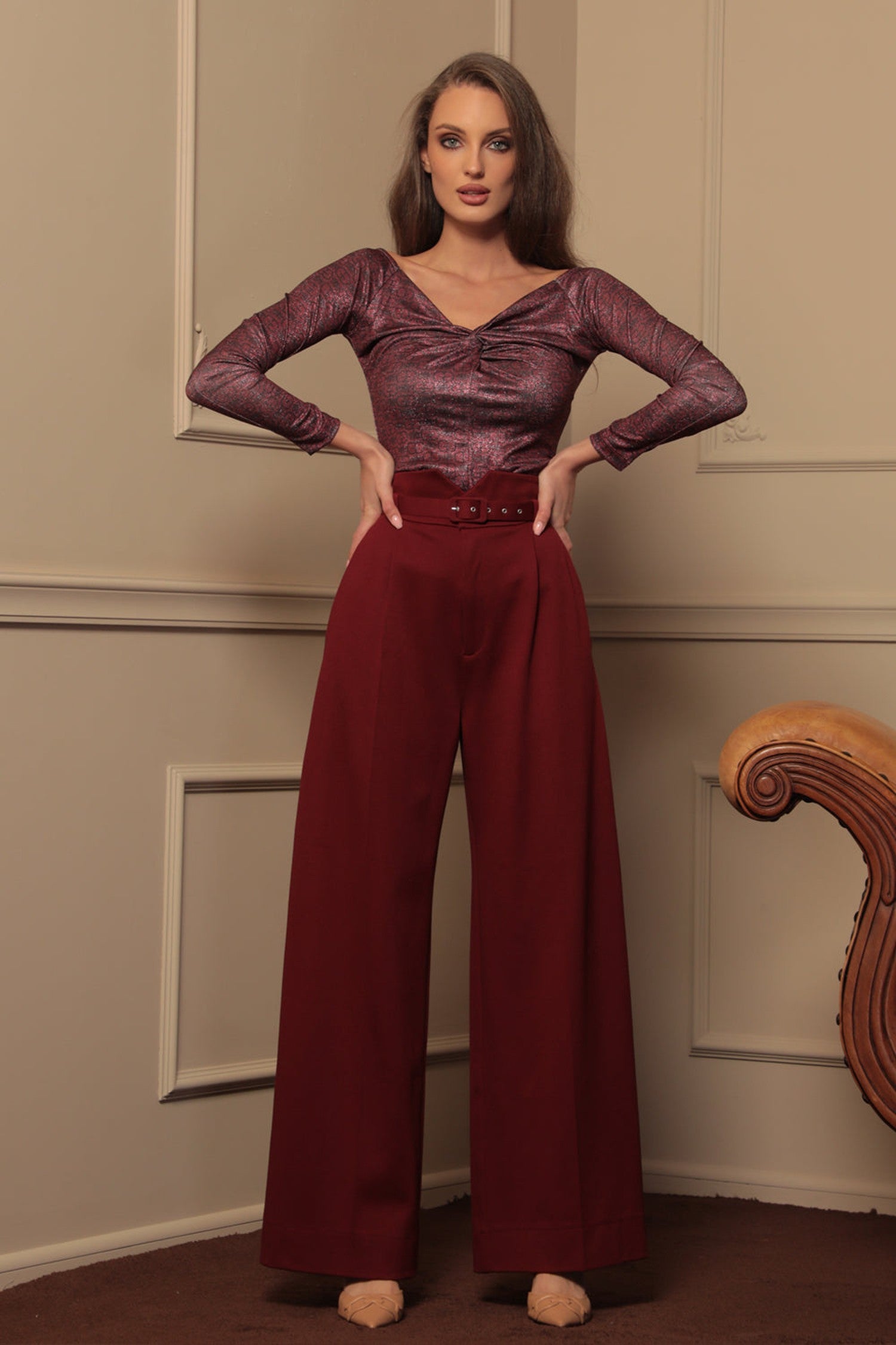 БЛУЗА С ОТВОРЕНИ РАМЕНЕ - BURGUNDY LOGO