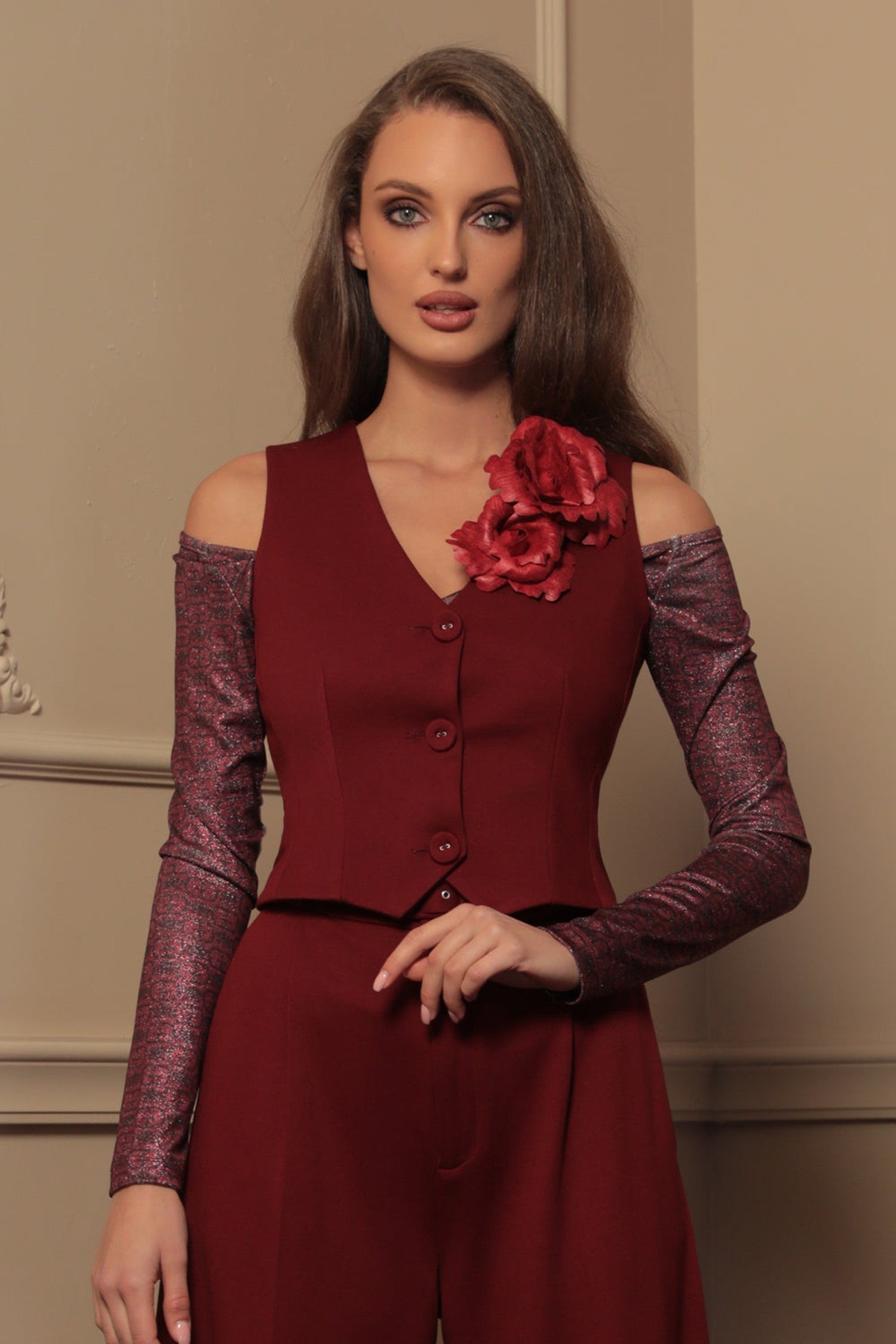 БЛУЗА С ОТВОРЕНИ РАМЕНЕ - BURGUNDY LOGO