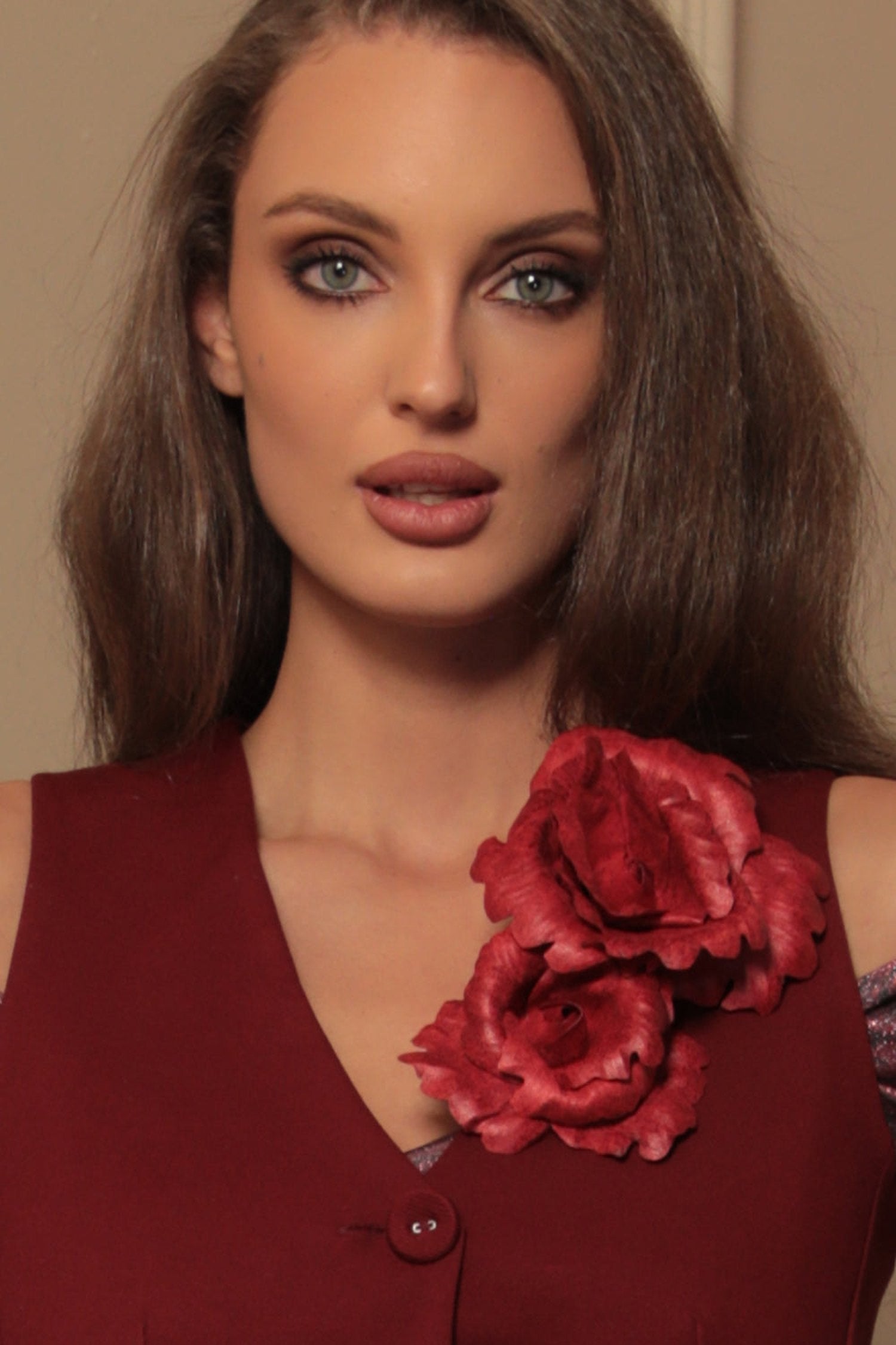 РЪЧНО ИЗРАБОТЕНА БРОШКА ОТ ВЕЛУР СРЕДНО ЦВЕТЕ В ЧЕРВЕНО