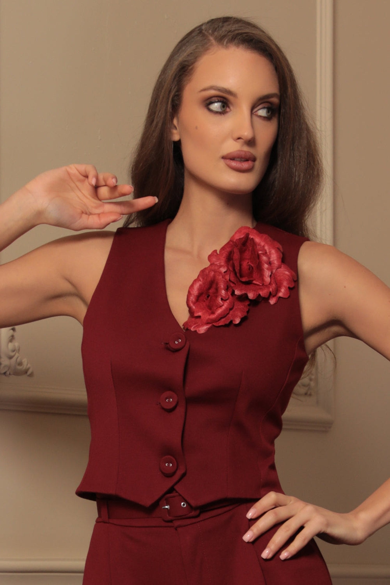 РЪЧНО ИЗРАБОТЕНА БРОШКА ОТ ВЕЛУР СРЕДНО ЦВЕТЕ В ЧЕРВЕНО