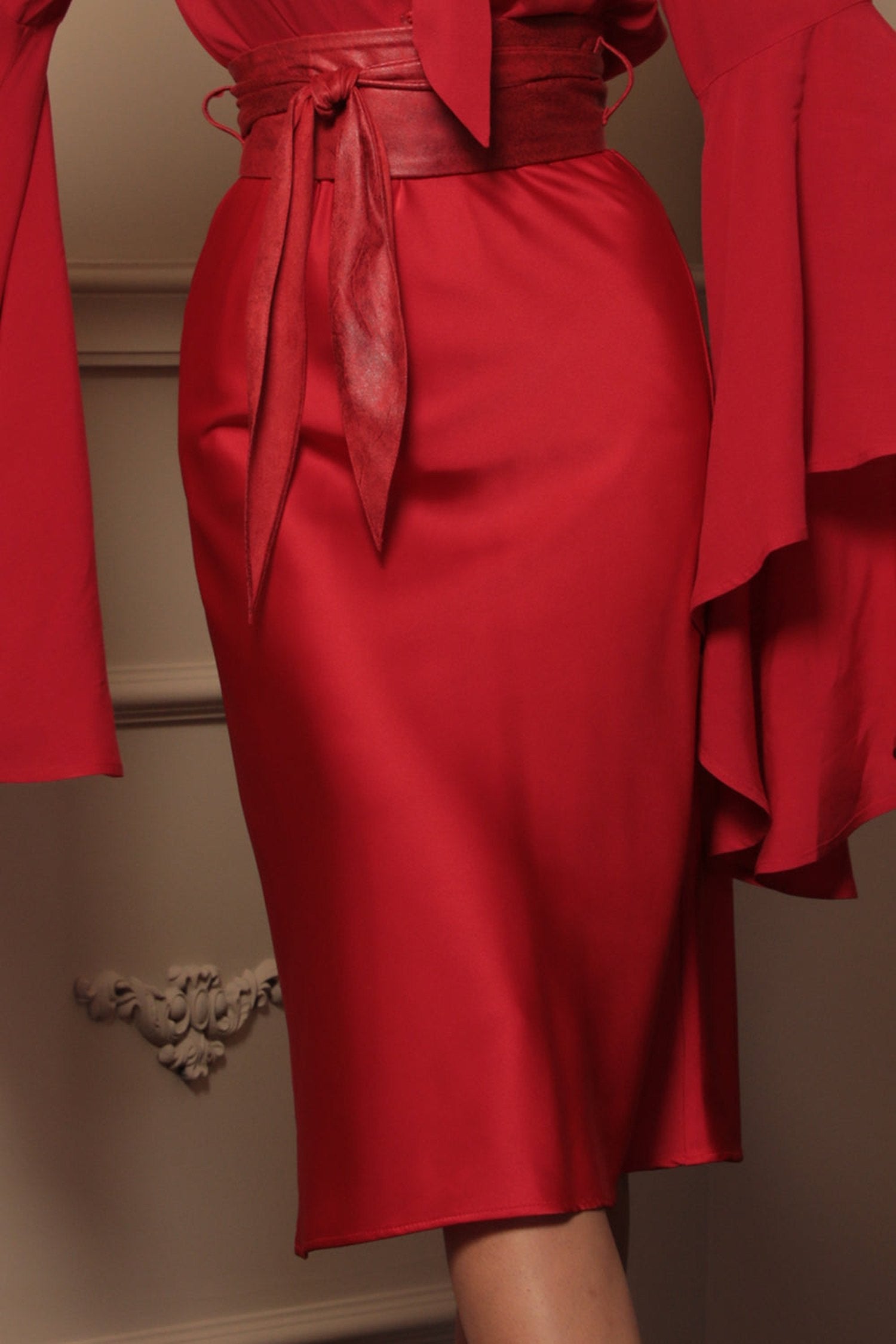 ПОЛА ОТ АЦЕТАТНА КОПРИНА В ЧЕРВЕНО - ESSENTIALS