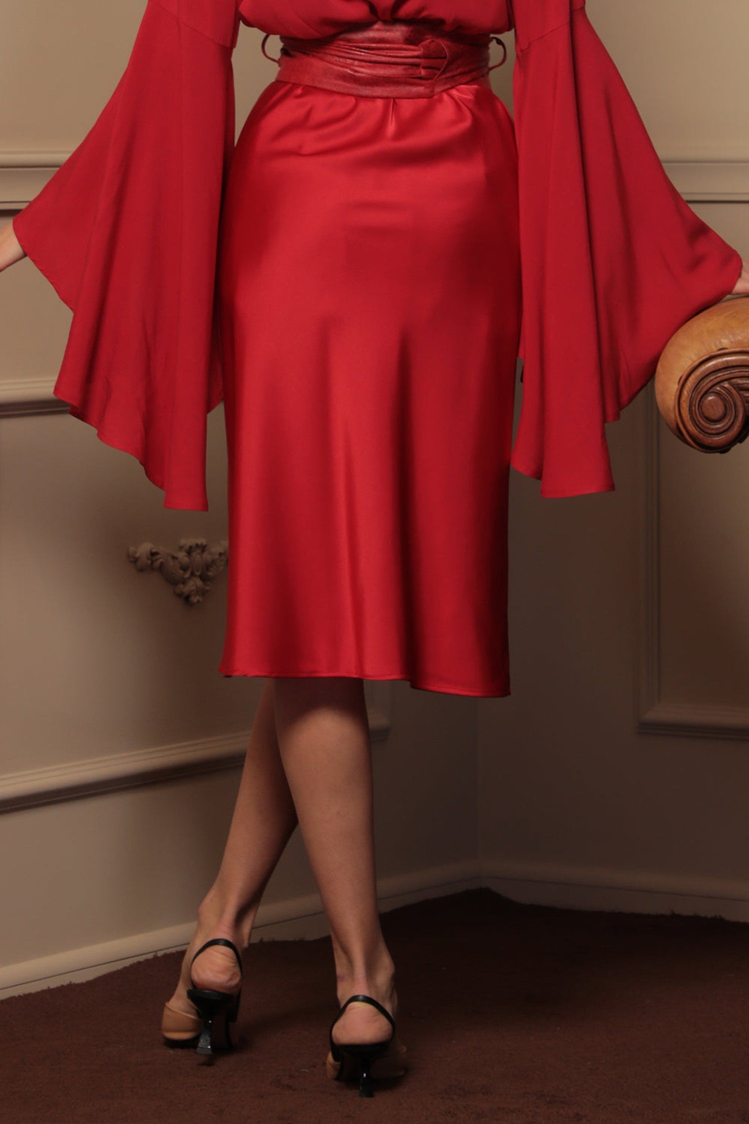 ПОЛА ОТ АЦЕТАТНА КОПРИНА В ЧЕРВЕНО - ESSENTIALS