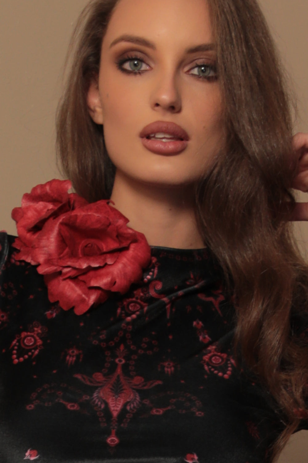 FITTED VELVET DRESS WITH HIGH NECK - PAISLEY DARK JIORO ВТАЛЕНА РОКЛЯ ОТ КАДИФЕ С ВИСОКА ЯКА - PAISLEY DARK JIORO