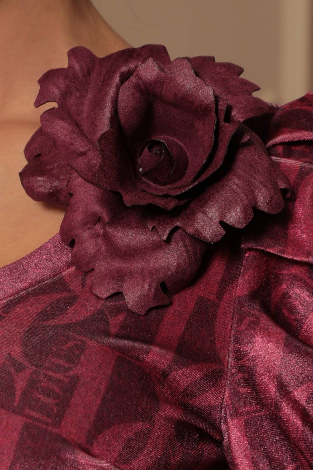 MEDIUM SUEDE-LOOK BURGUNDY ROSE BROOCH