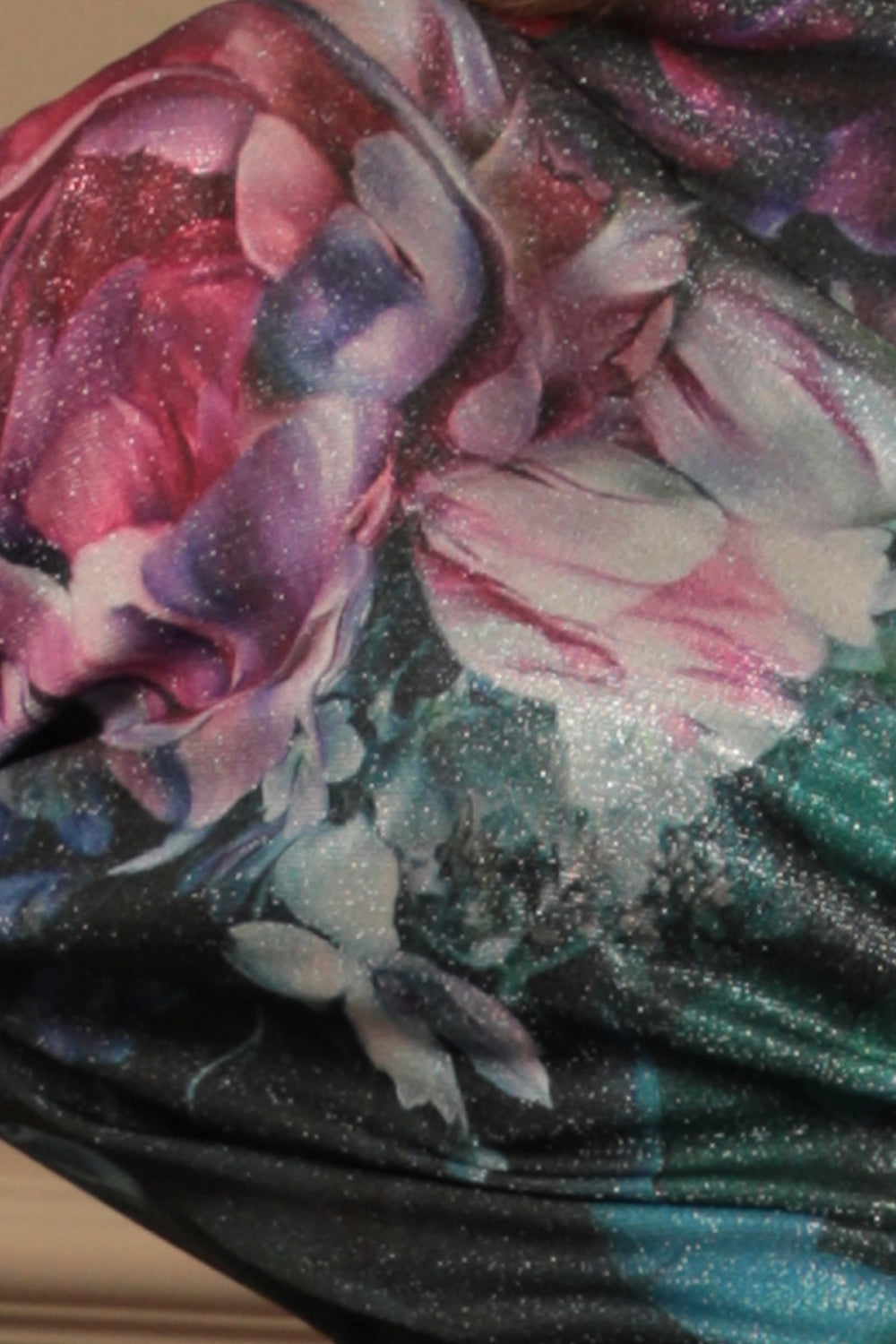 БЛУЗА С ПАДНАЛО РАМО - PEONIES