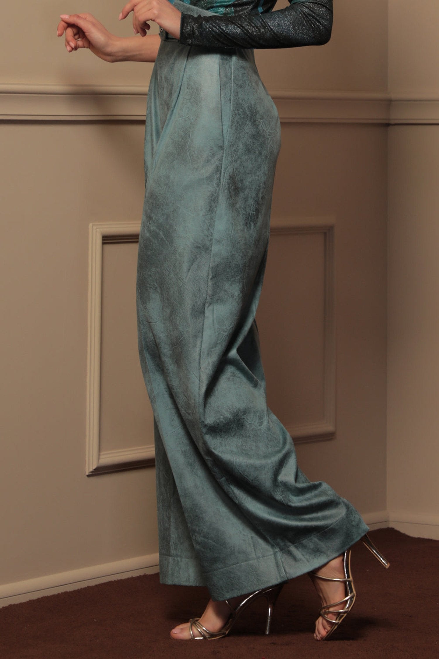 ШИРОК ПАНТАЛОН ОТ ВЕЛУР С ВИСОКА ТАЛИЯ В ЦВЯТ АЗУРНО СИНЬО - ESSENTIAL