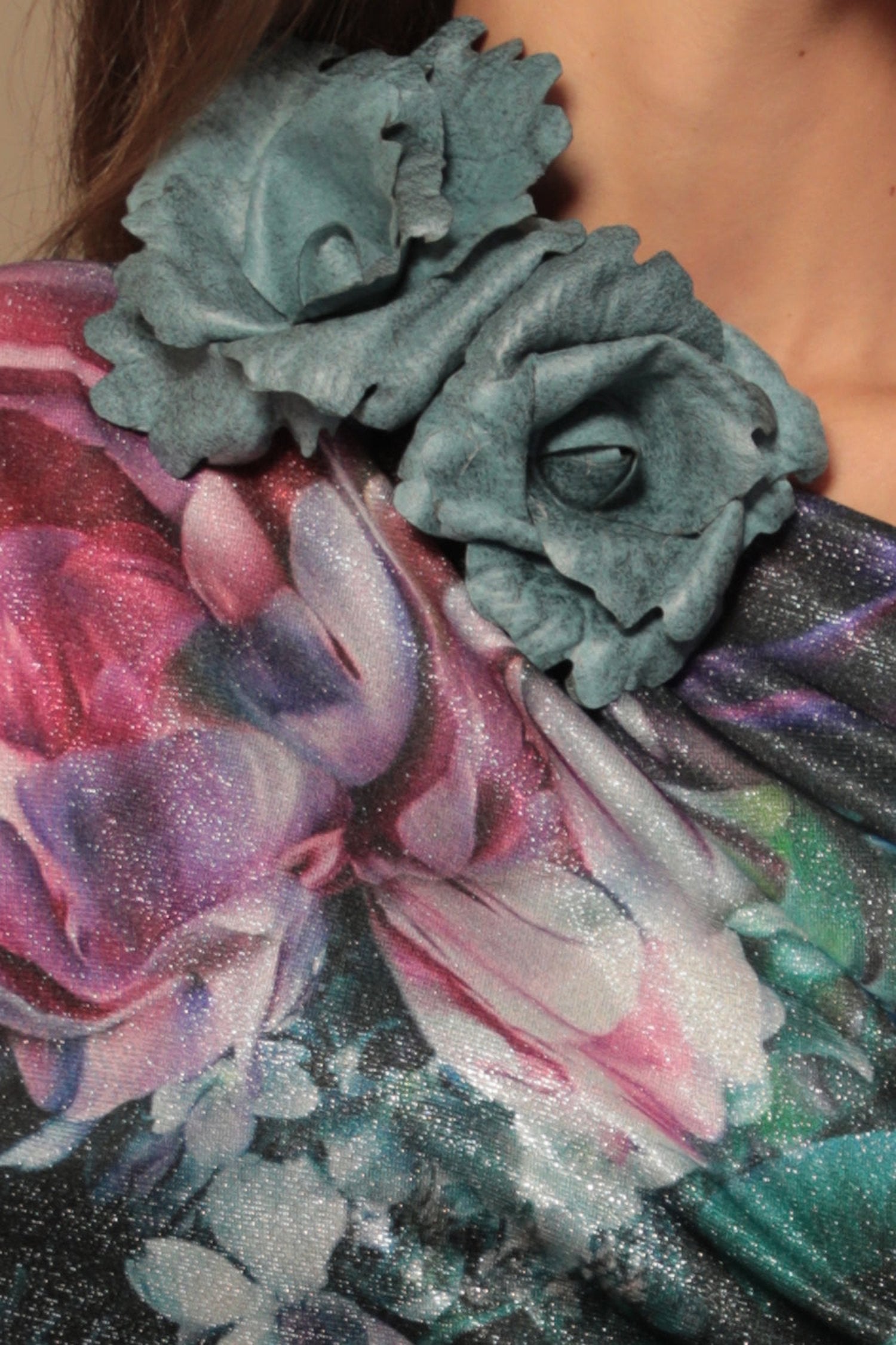 РЪЧНО ИЗРАБОТЕНА БРОШКА ОТ ВЕЛУР СРЕДНО ЦВЕТЕ В АЗУРНО СИНЬО