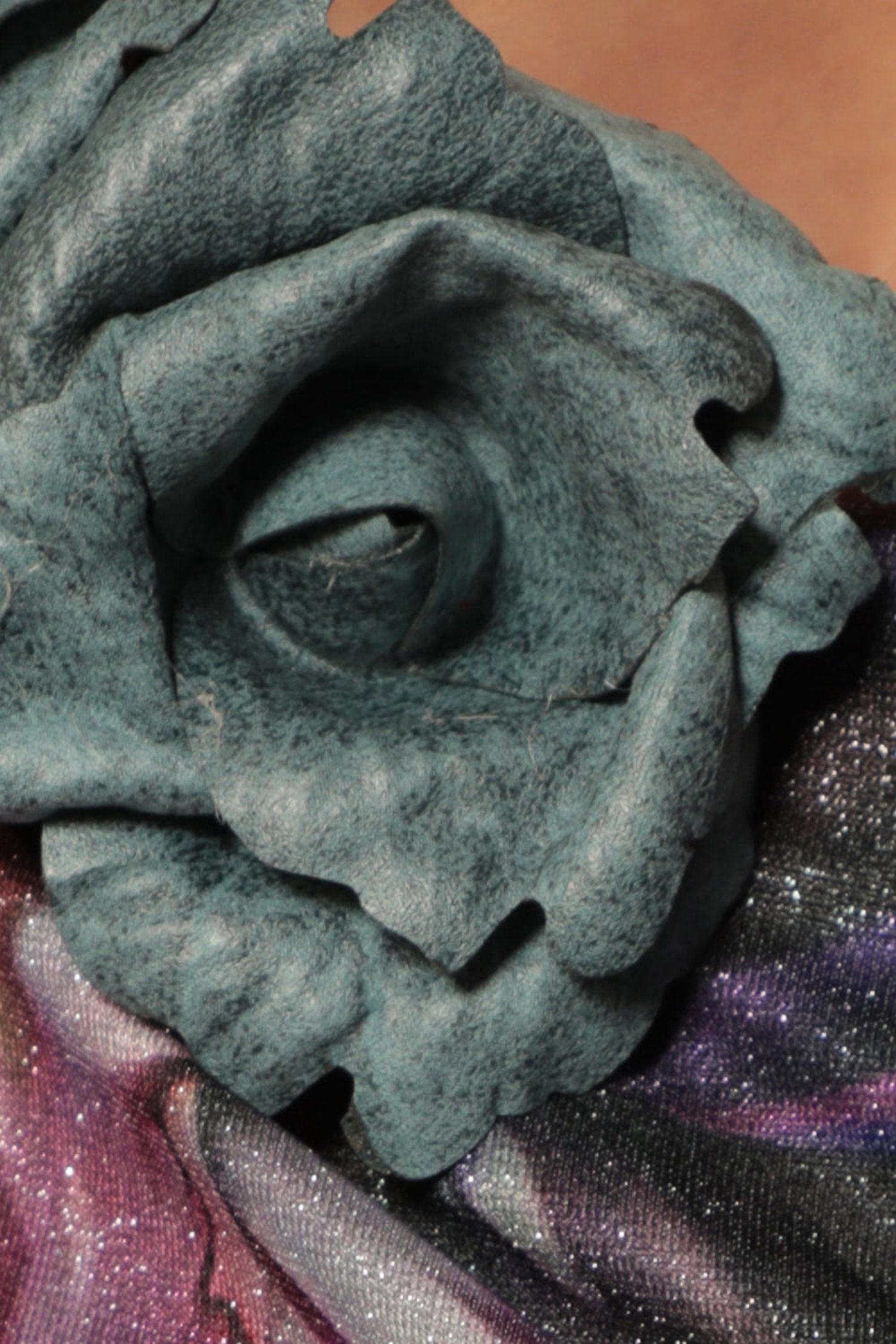 РЪЧНО ИЗРАБОТЕНА БРОШКА ОТ ВЕЛУР МАЛКО ЦВЕТЕ В АЗУРНО СИНЬО