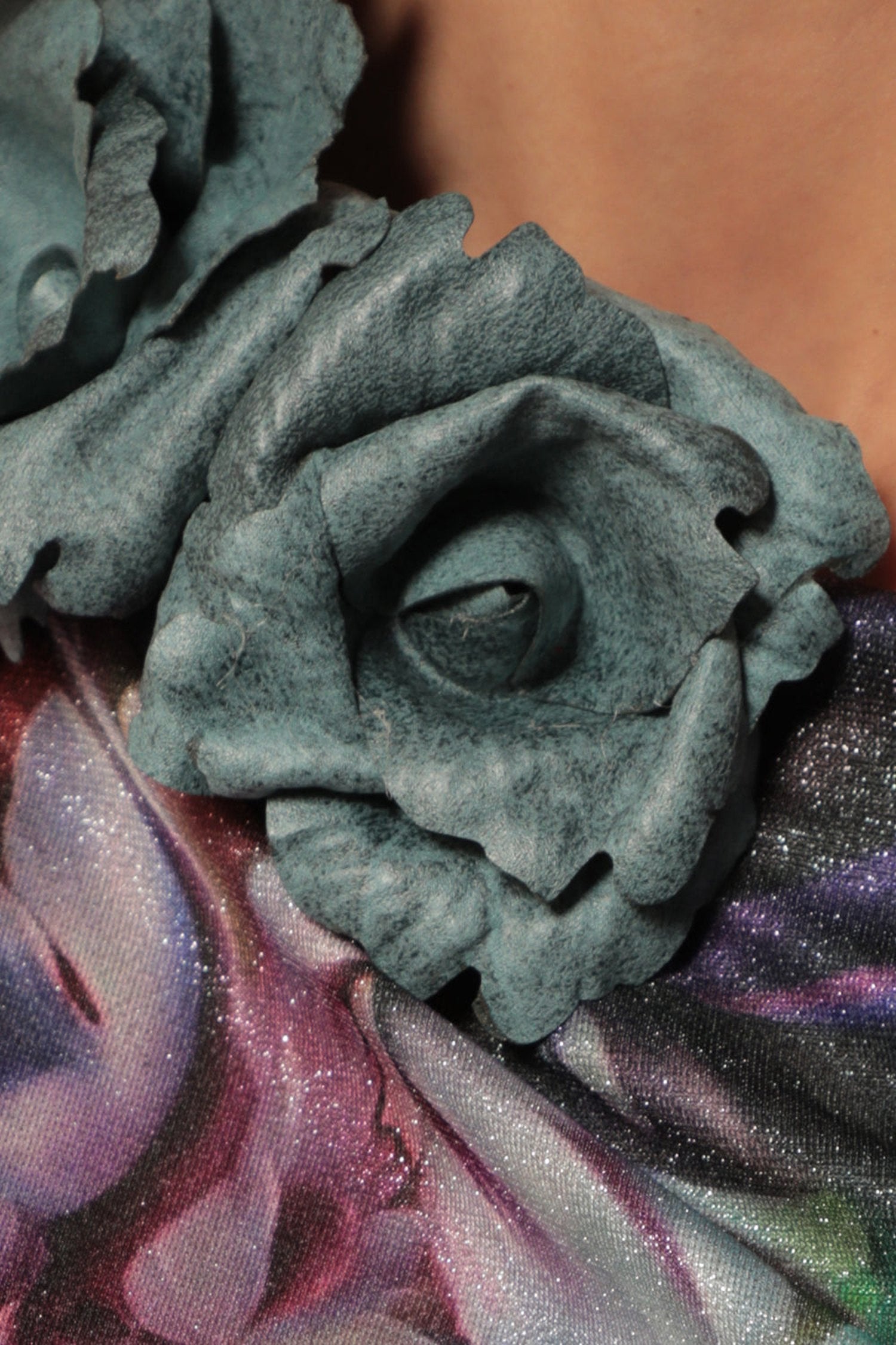 РЪЧНО ИЗРАБОТЕНА БРОШКА ОТ ВЕЛУР МАЛКО ЦВЕТЕ В АЗУРНО СИНЬО