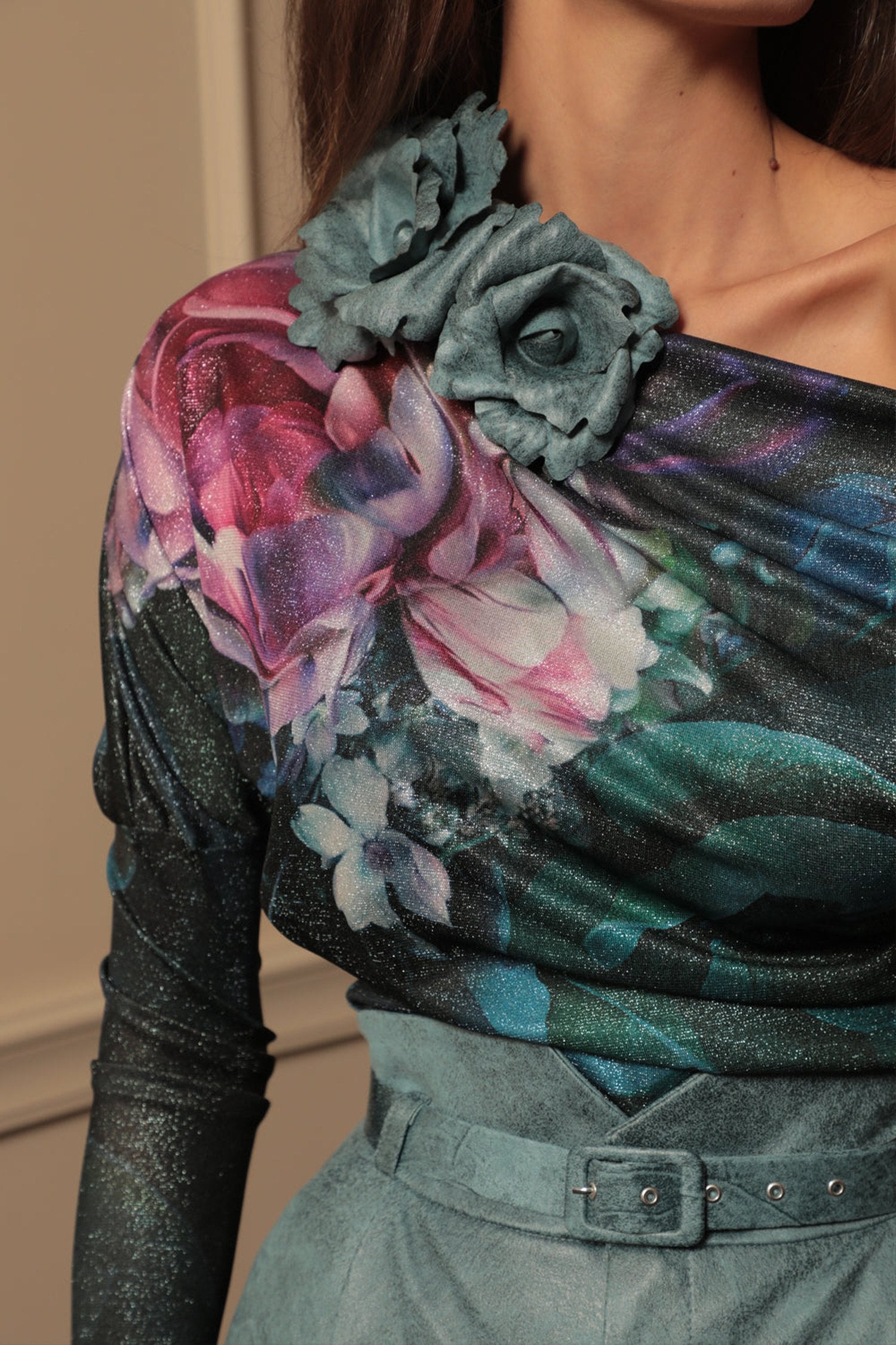 РЪЧНО ИЗРАБОТЕНА БРОШКА ОТ ВЕЛУР МАЛКО ЦВЕТЕ В АЗУРНО СИНЬО