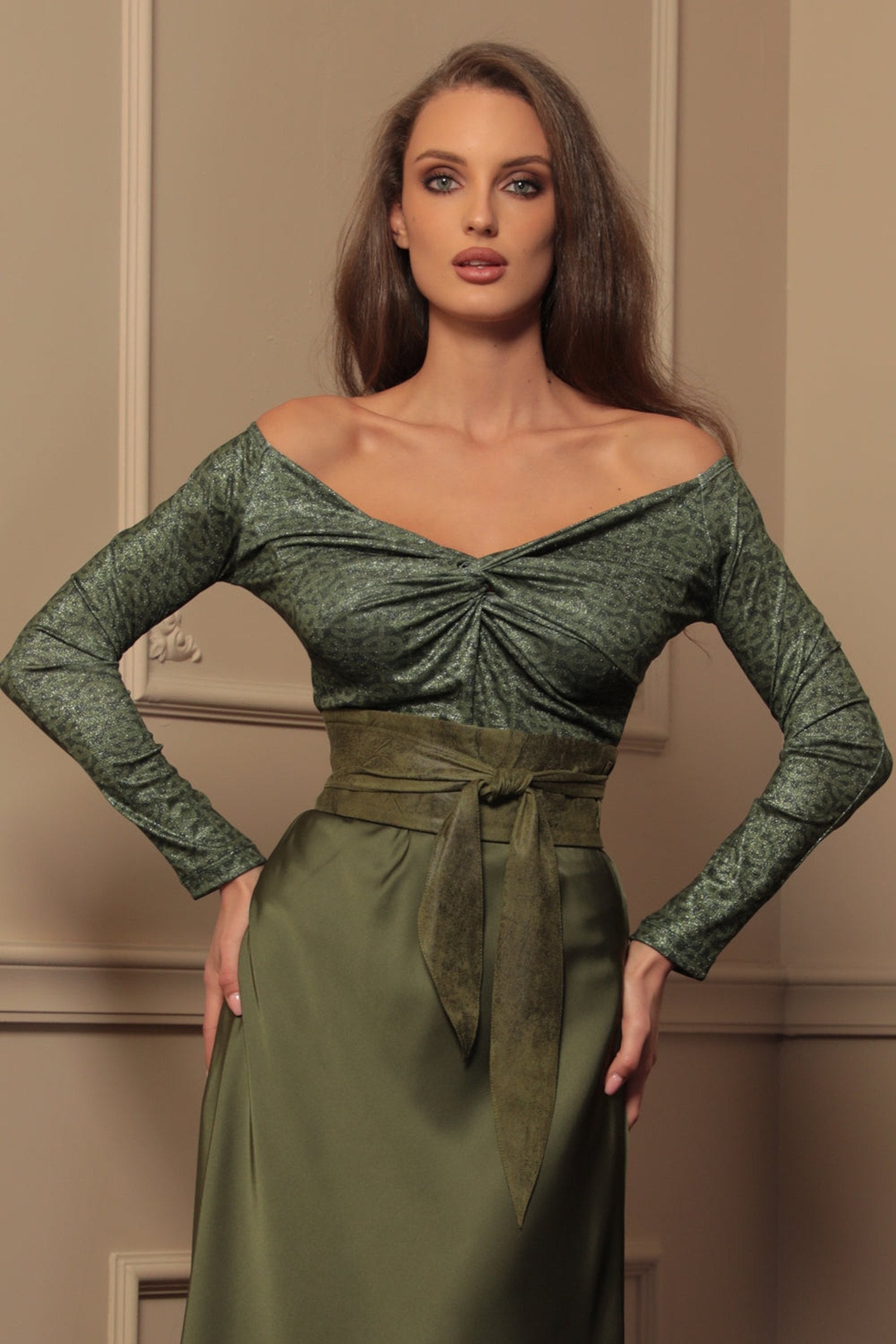 БЛУЗА С ОТВОРЕНИ РАМЕНЕ - EMERALD GREEN LOGO