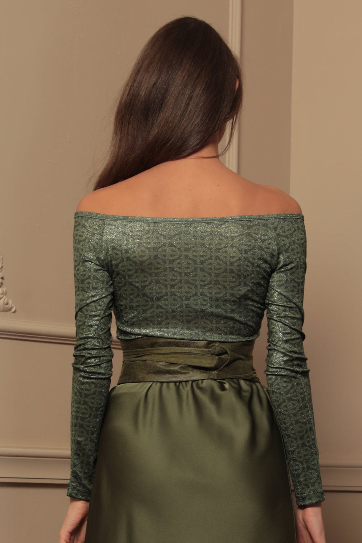 БЛУЗА С ОТВОРЕНИ РАМЕНЕ - EMERALD GREEN LOGO