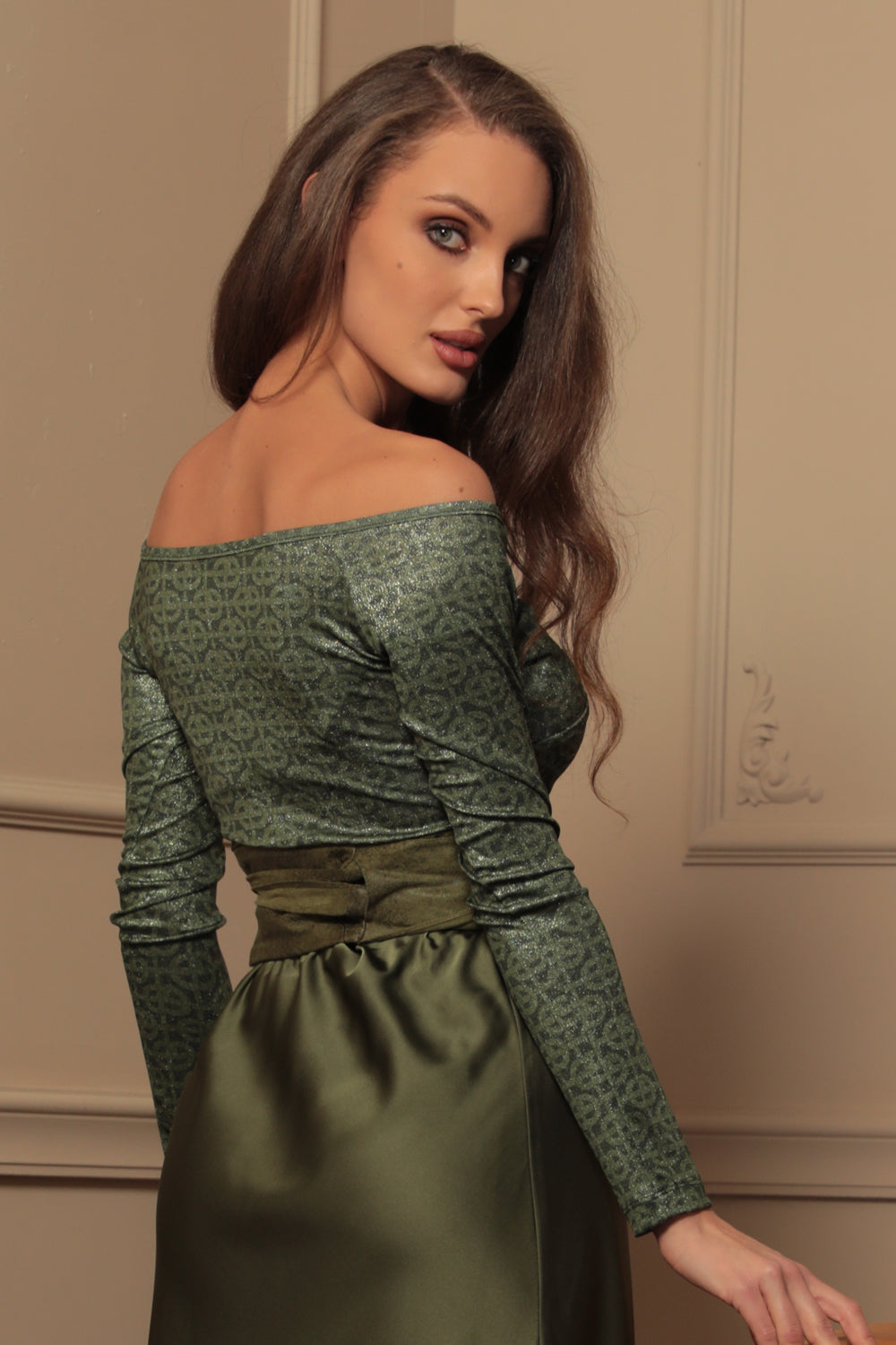 БЛУЗА С ОТВОРЕНИ РАМЕНЕ - EMERALD GREEN LOGO