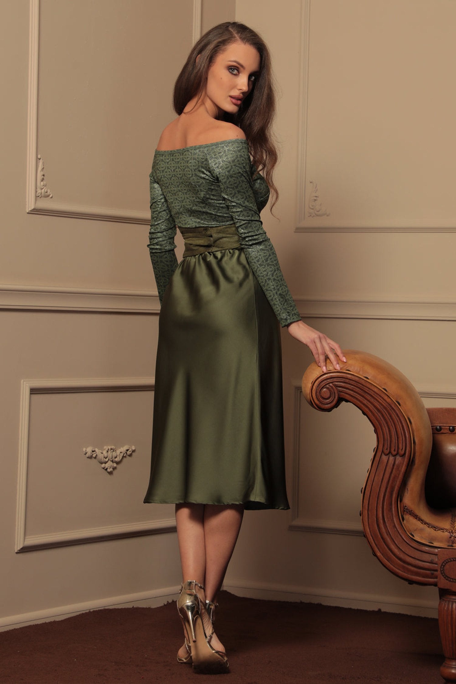 БЛУЗА С ОТВОРЕНИ РАМЕНЕ - EMERALD GREEN LOGO