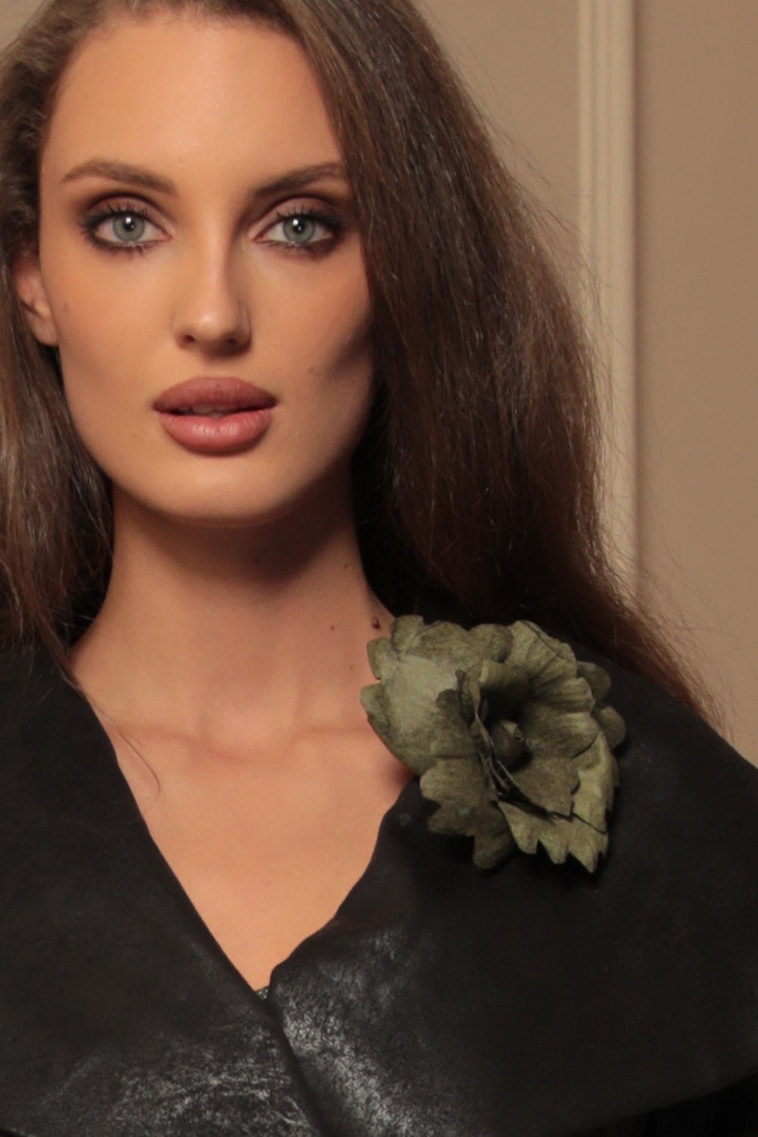 MEDIUM SUEDE-LOOK GREEN ROSE BROOCH