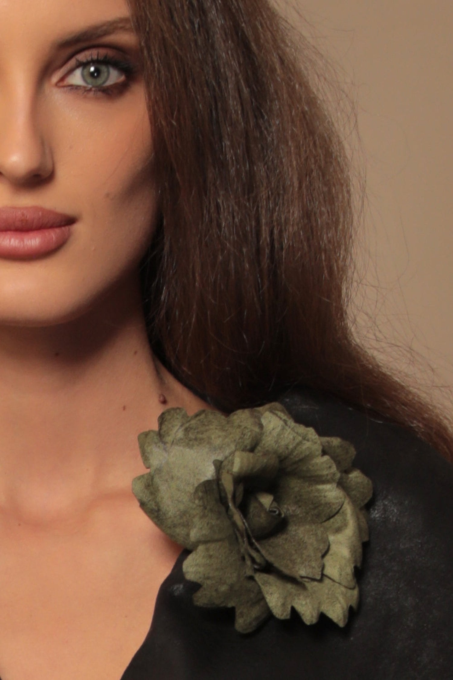 MEDIUM SUEDE-LOOK GREEN ROSE BROOCH