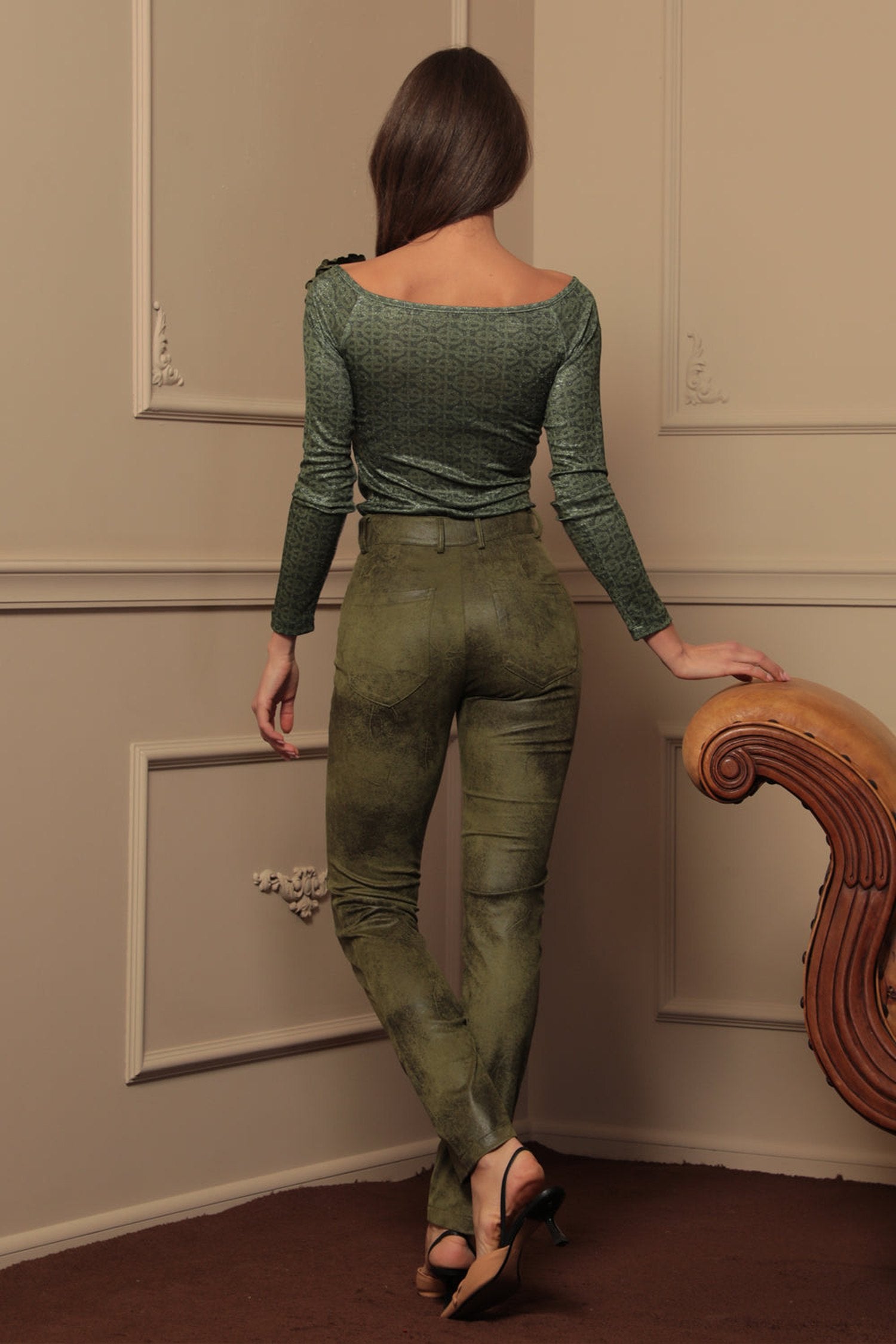 БЛУЗА С ОТВОРЕНИ РАМЕНЕ - EMERALD GREEN LOGO