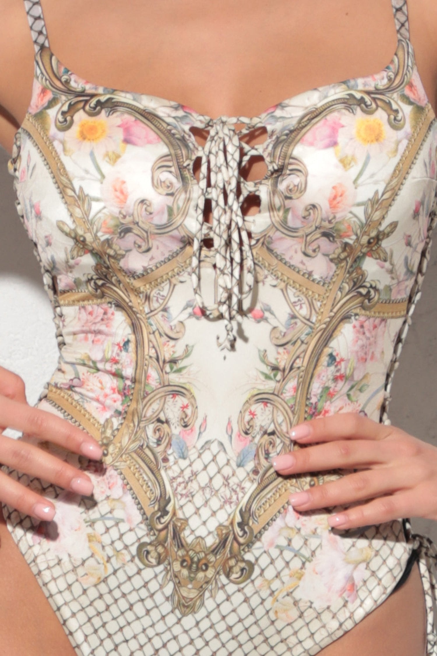 ONE-PIECE SWIMSUIT - BAROQUE FLOWERS JIORO ЦЯЛ БАНСКИ С V-ДЕКОЛТЕ С ВРЪЗКИ - BAROQUE FLOWERS JIORO