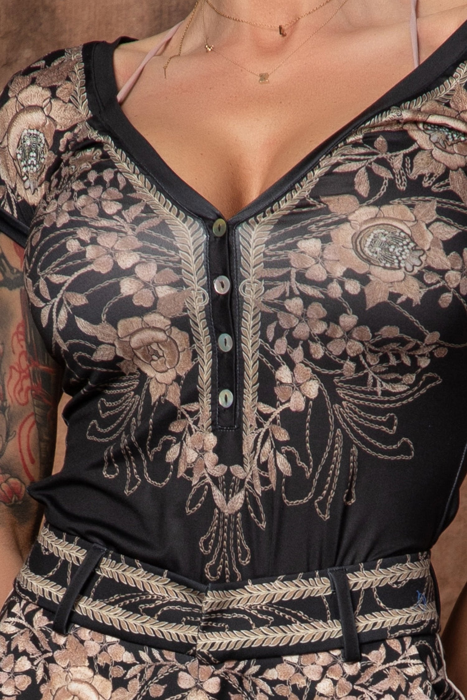 БЛУЗА С V-ДЕКОЛТЕ - GOLDEN ROSES