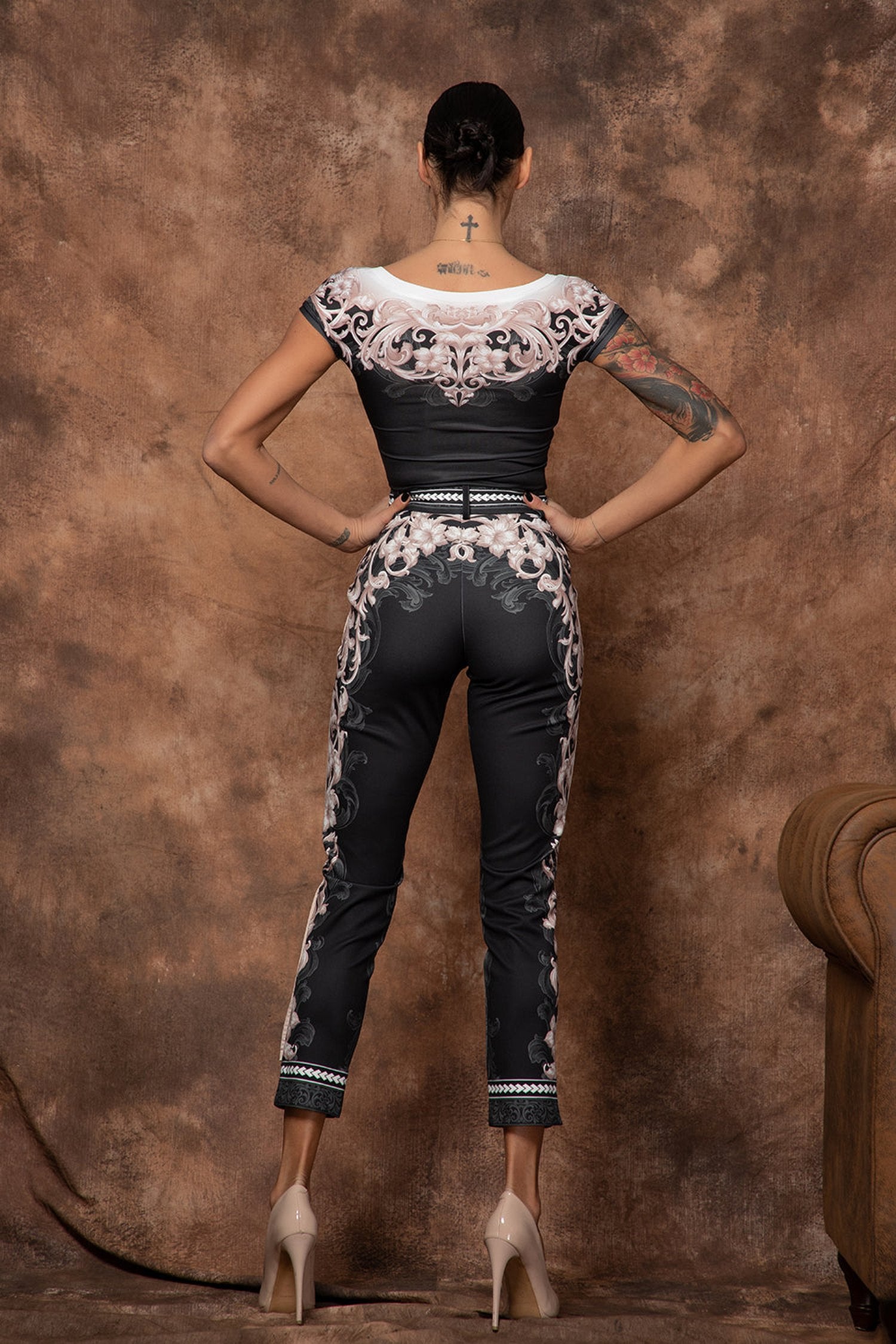 SHORT SLEEVED BLOUSE - BAROQUE PEARL JIORO БЛУЗА С V-ДЕКОЛТЕ - BAROQUE PEARL JIORO