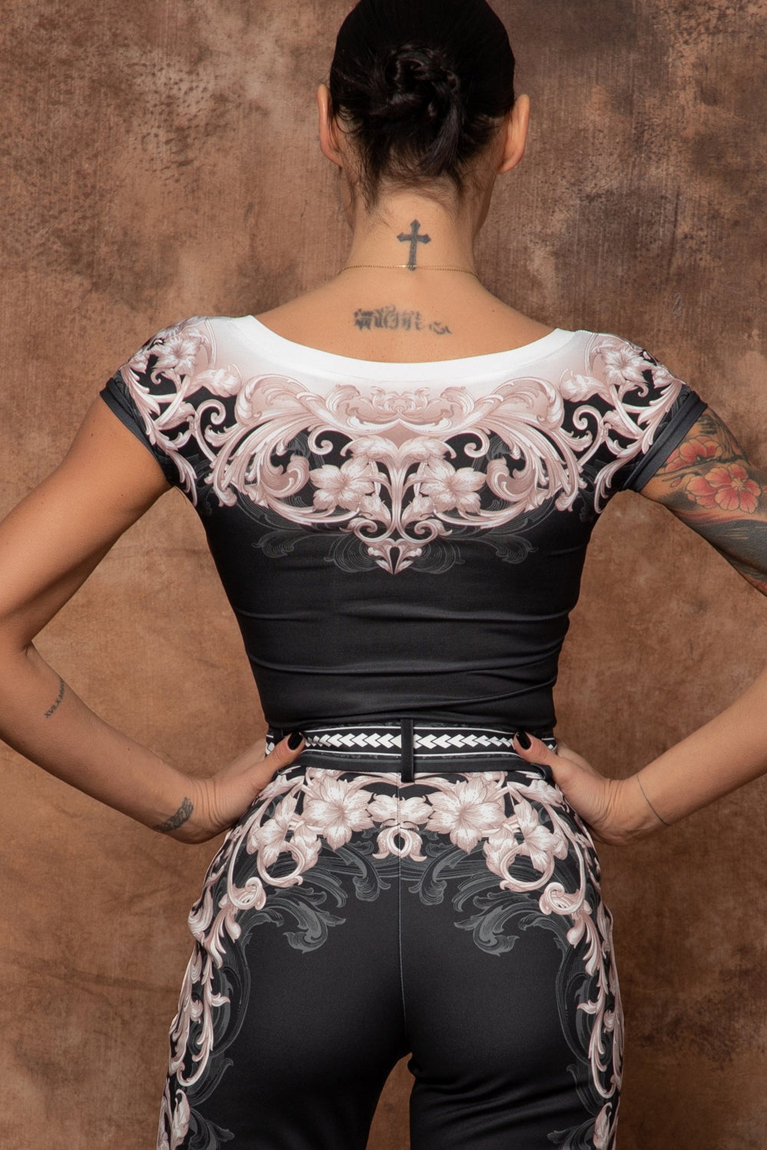 SHORT SLEEVED BLOUSE - BAROQUE PEARL JIORO БЛУЗА С V-ДЕКОЛТЕ - BAROQUE PEARL JIORO