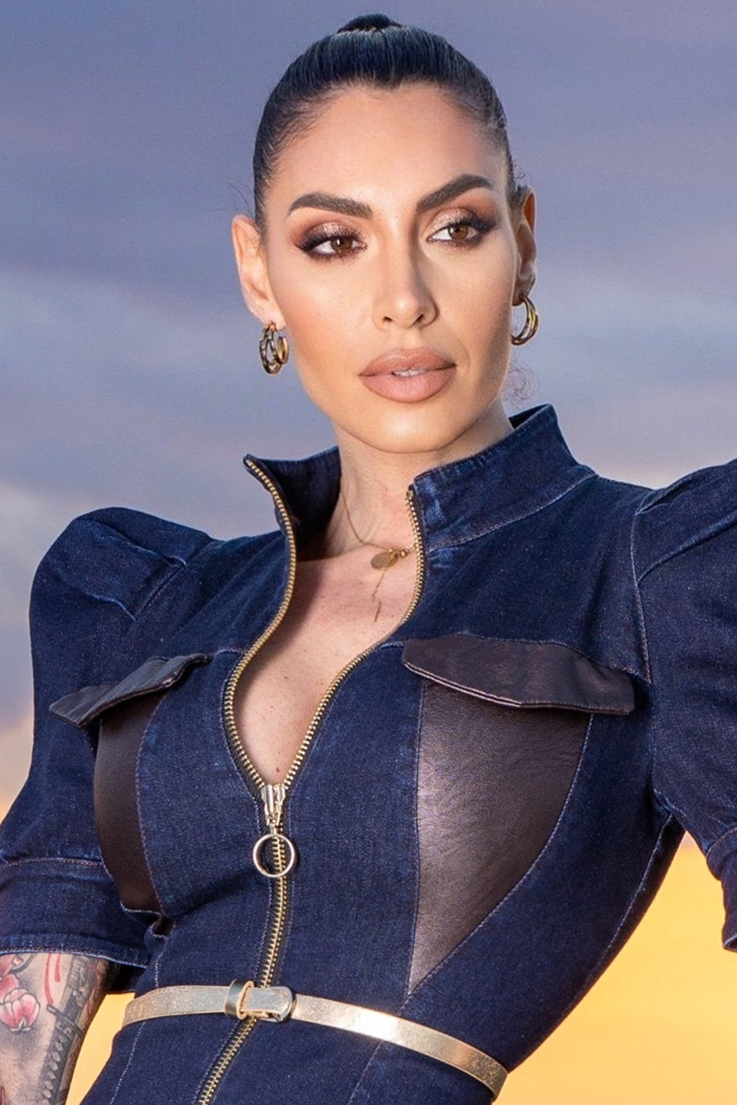 РОКЛЯ С БУФАН РЪКАВ В ТЪМЕН ДЕНИМ - ESSENTIALS