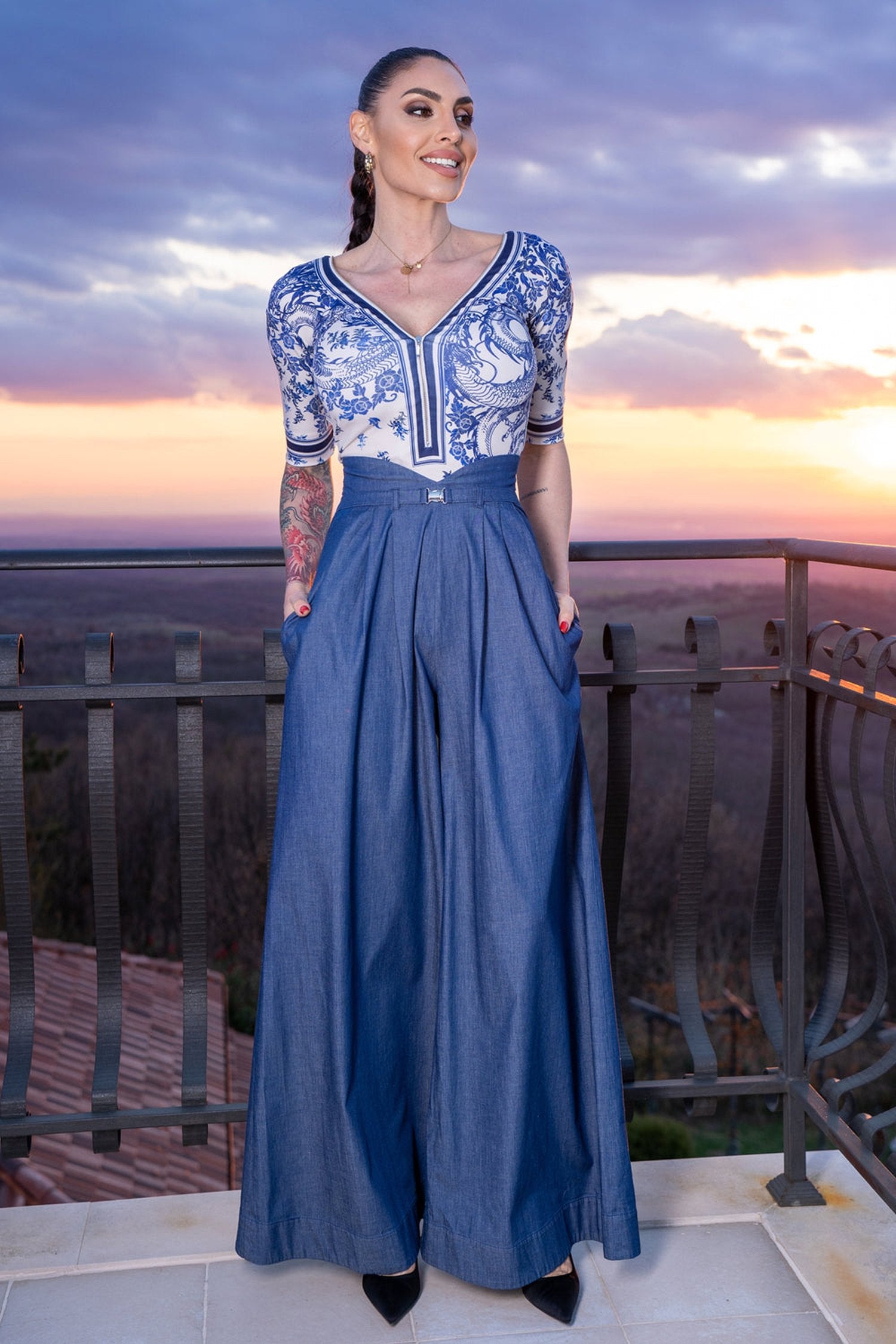 ДЕНИМЕН ПАНТАЛОН С МНОГО ШИРОКИ КРАЧОЛИ И ВИСОКА ТАЛИЯ - ESSENTIALS