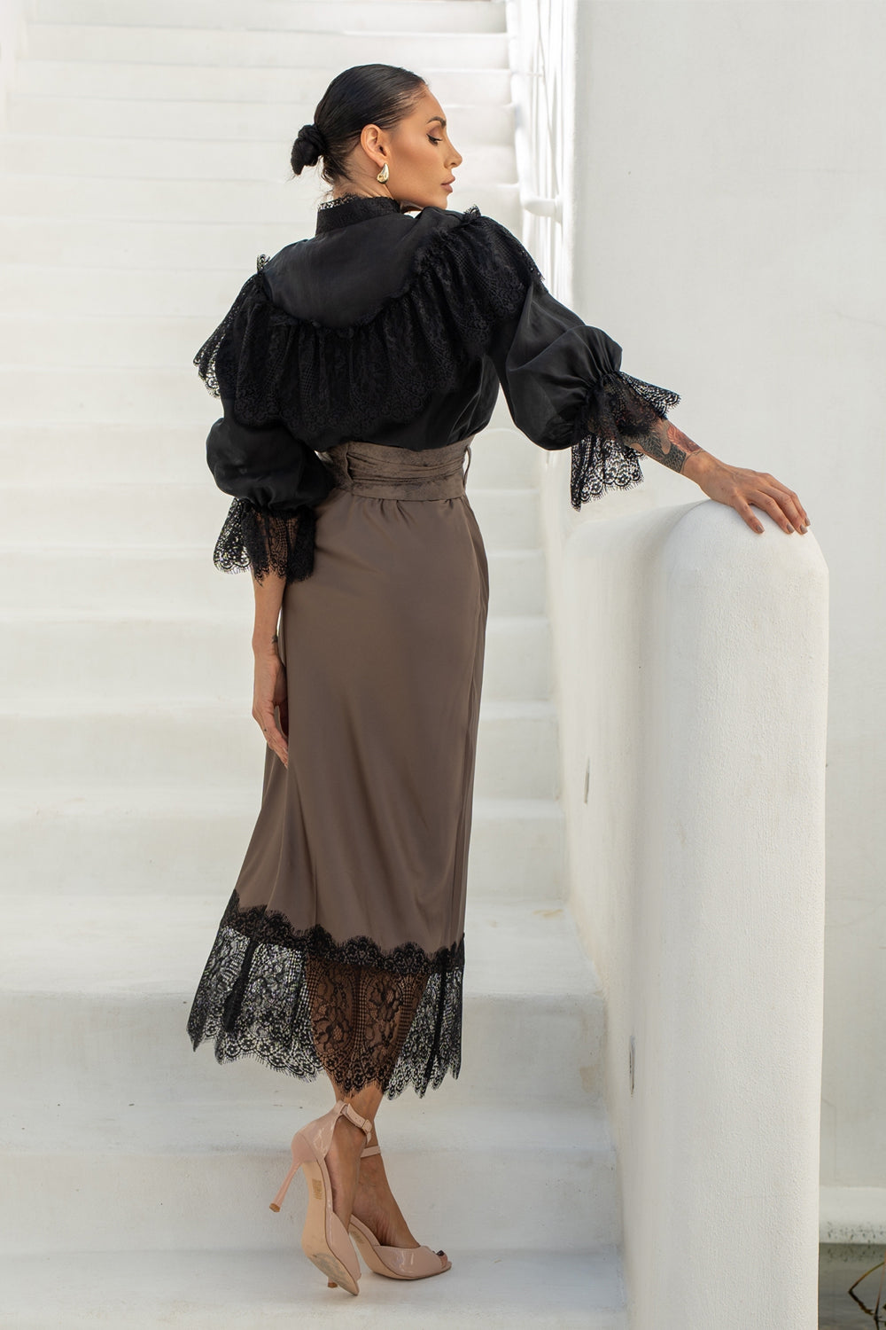 САТЕНЕНА ПОЛА С ДАНТЕЛА И ЛАСТИЧЕН КОЛАН В ЦВЯТ ФАНГО - ESSENTIALS