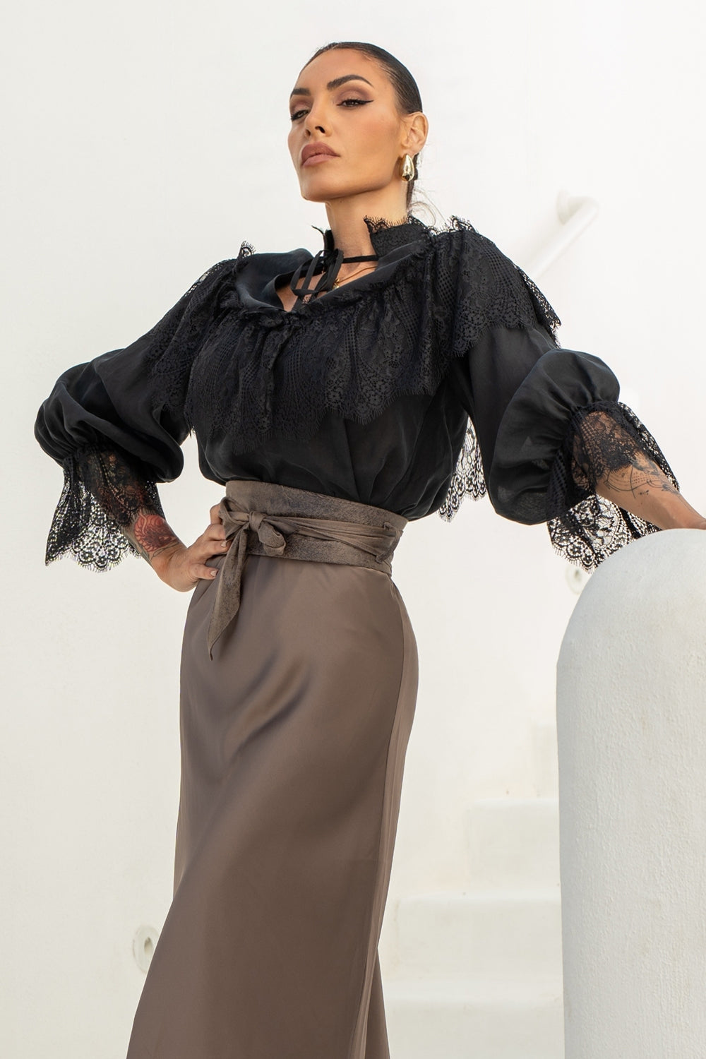 ЧЕРНА РИЗА С ОБЕМНИ РЪКАВИ И ДАНТЕЛЕНИ ДЕТАЙЛИ - ESSENTIALS