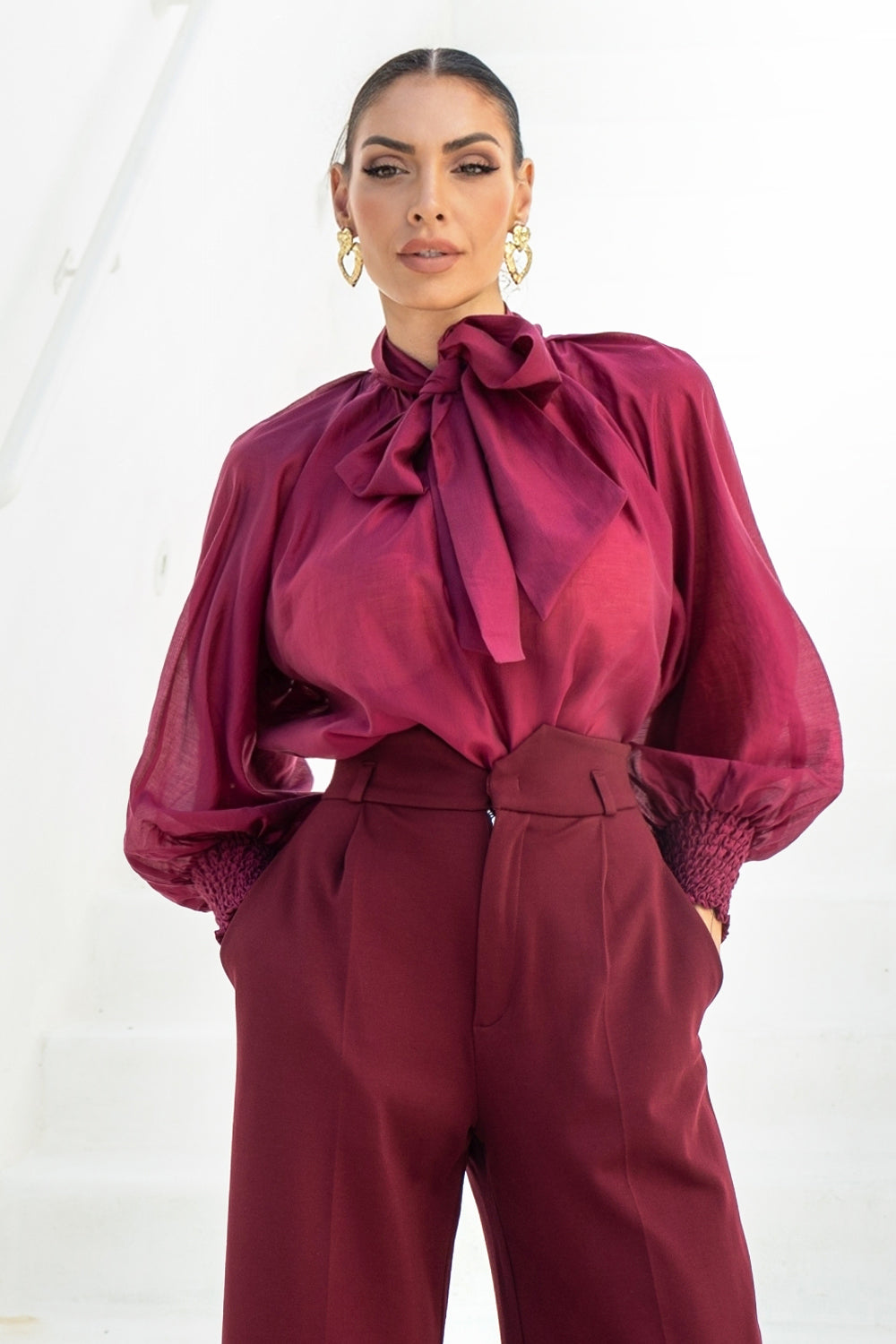BOHEMIAN BURGUNDY BLOUSE WITH PUFF SLEEVES AND TIE-FRONT COLLAR - ESSENTIALS JIORO БОХЕМСКА РИЗА С БУФАН РЪКАВИ И ЯКА С ВРЪЗКИ В БУРГУНДИ - ESSENTIALS JIORO