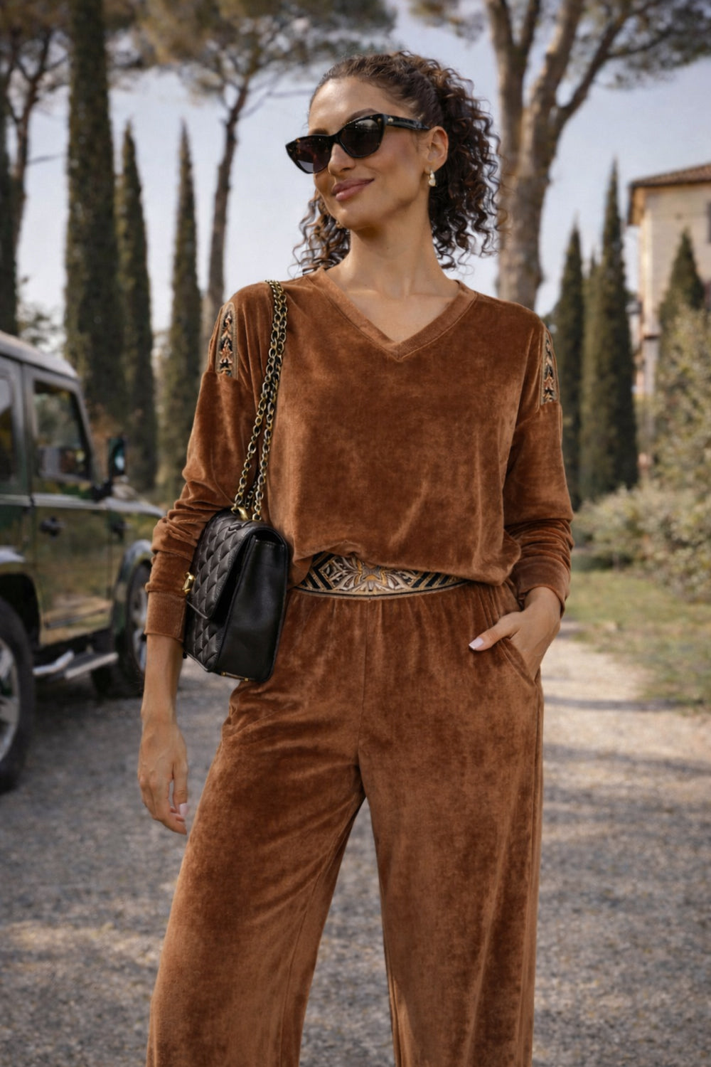 LOOSE SQUARE-CUT VELVET BLOUSE IN CAMEL - ESSENTIALS JIORO СВОБОДНА БЛУЗА ОТ КАДИФЕ В ЦВЯТ КАМЕЛ - ESSENTIALS JIORO