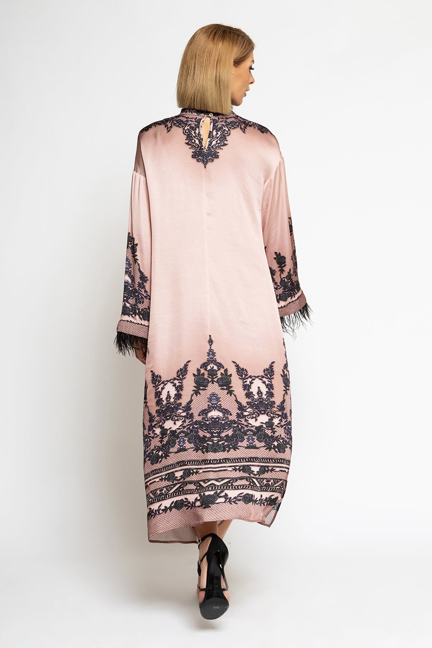 VISCOSE SATIN CAFTAN WITH FEATHERS - GRAFFITI POWDER JIORO КАФТАН ОТ ВИСКОЗА С ПЕРА - GRAFFITI POWDER JIORO