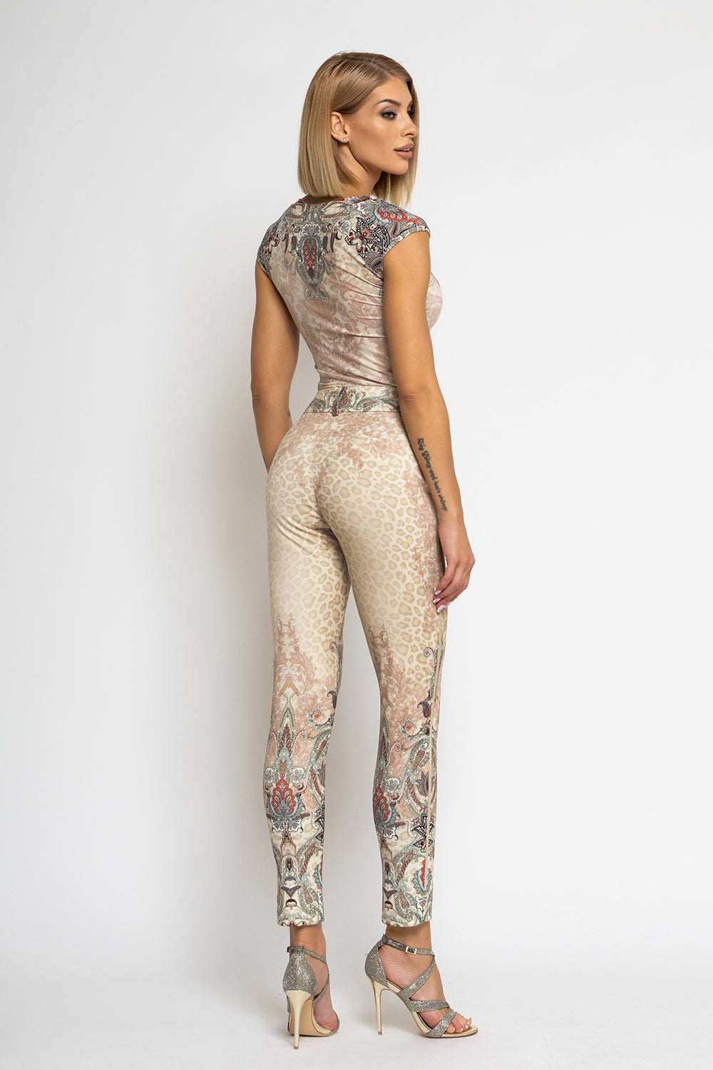 БЕЙСИК ТИШЪРТ С V ДЕКОЛТЕ - PAISLEY BEIGE