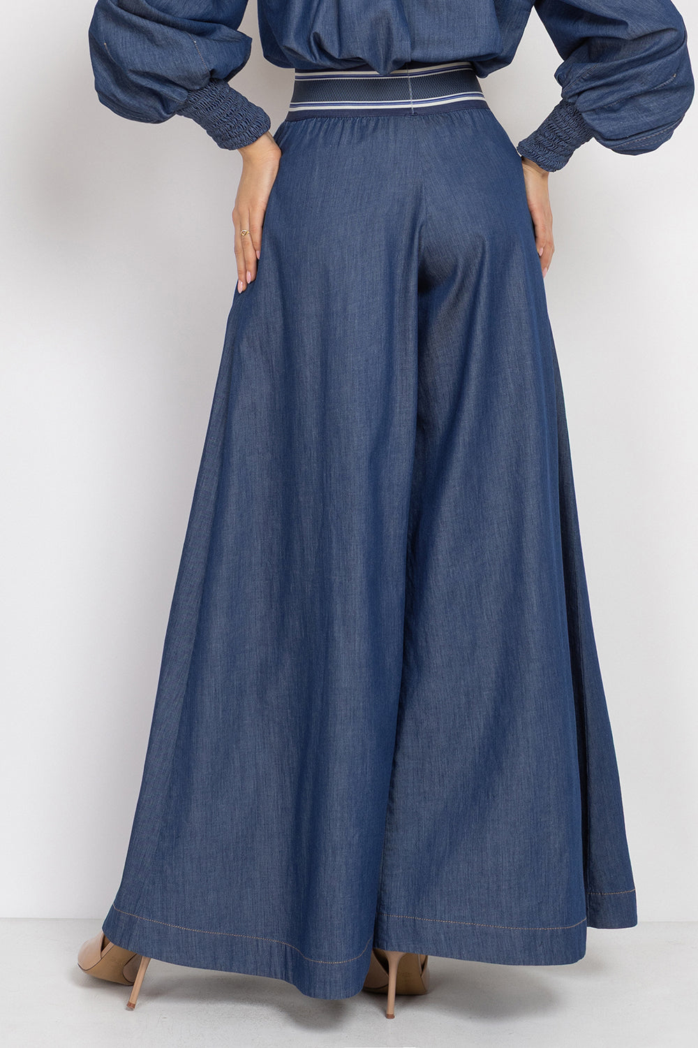 HIGH-WAISTED FLARED DENIM PANTS WITH FRONT SLITS - ESSENTIALS JIORO ПАНТАЛОН ОТ ТЪНЪК ДЕНИМ С ВИСОКА ТАЛИЯ И ЦЕПКИ – ESSENTIALS JIORO