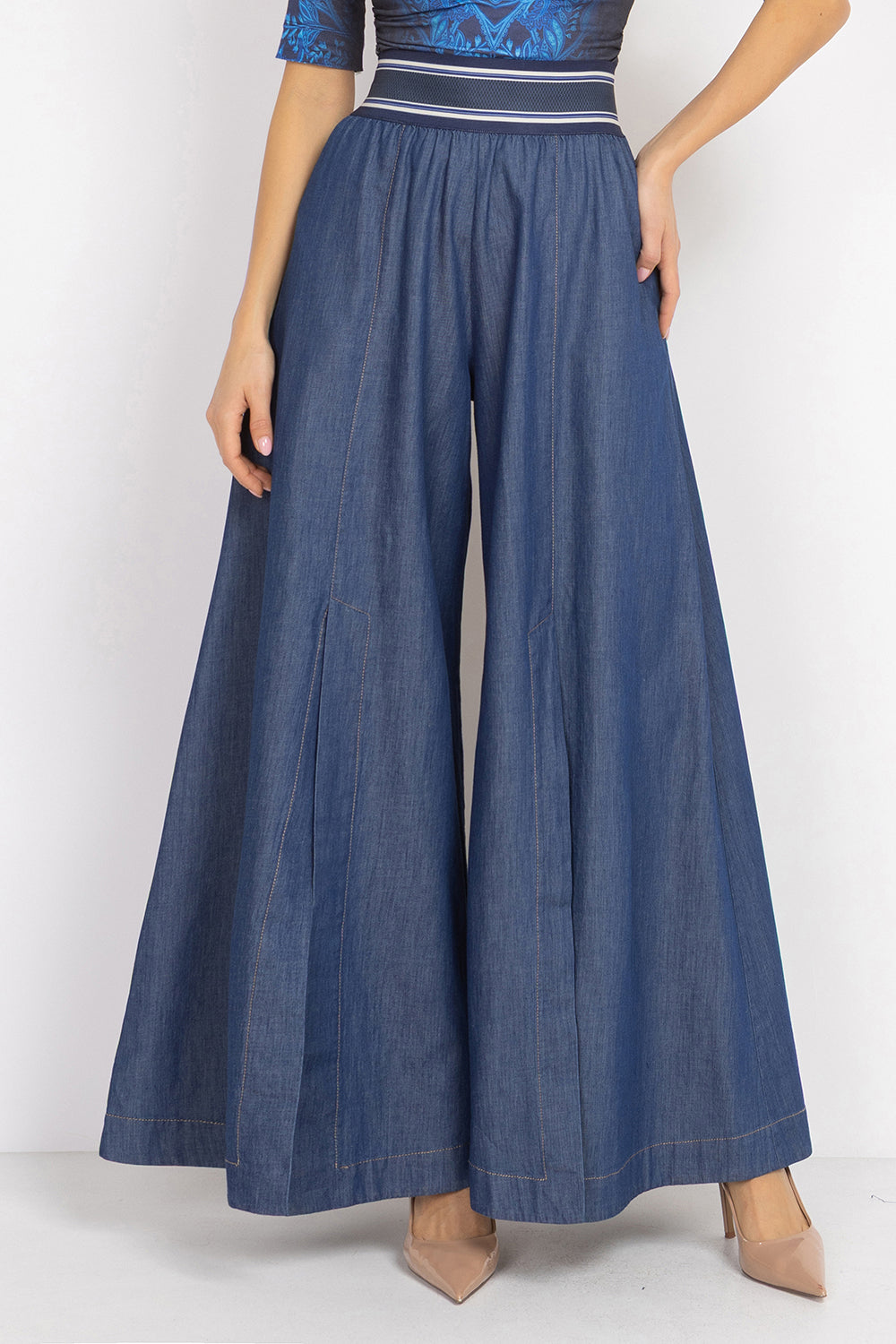 HIGH-WAISTED FLARED DENIM PANTS WITH FRONT SLITS - ESSENTIALS JIORO ПАНТАЛОН ОТ ТЪНЪК ДЕНИМ С ВИСОКА ТАЛИЯ И ЦЕПКИ – ESSENTIALS JIORO