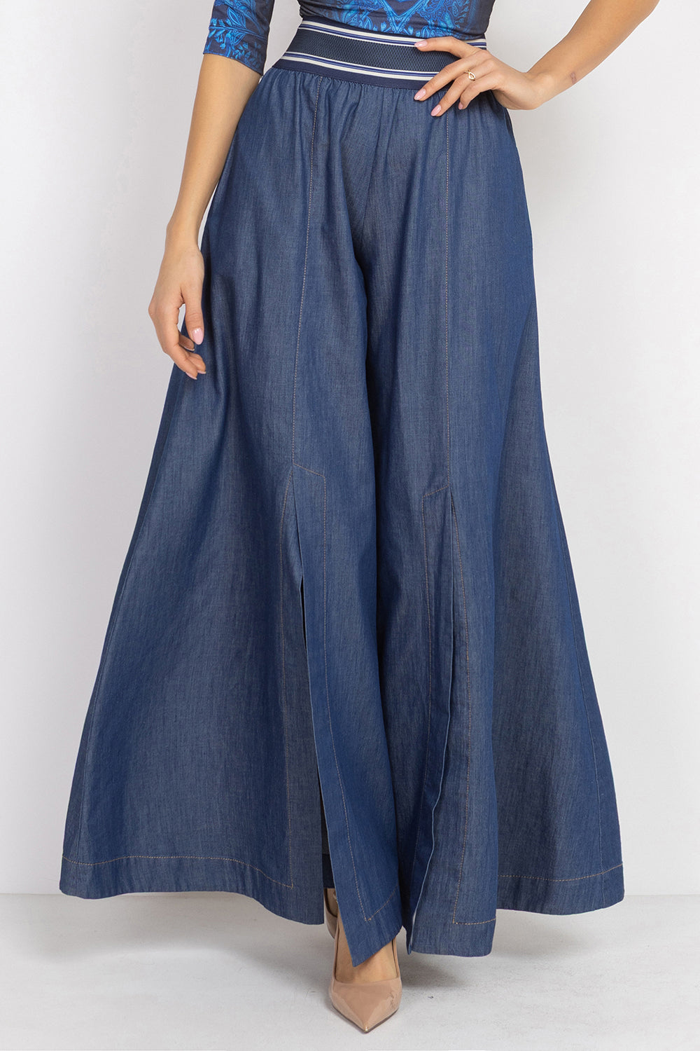 HIGH-WAISTED FLARED DENIM PANTS WITH FRONT SLITS - ESSENTIALS JIORO ПАНТАЛОН ОТ ТЪНЪК ДЕНИМ С ВИСОКА ТАЛИЯ И ЦЕПКИ – ESSENTIALS JIORO