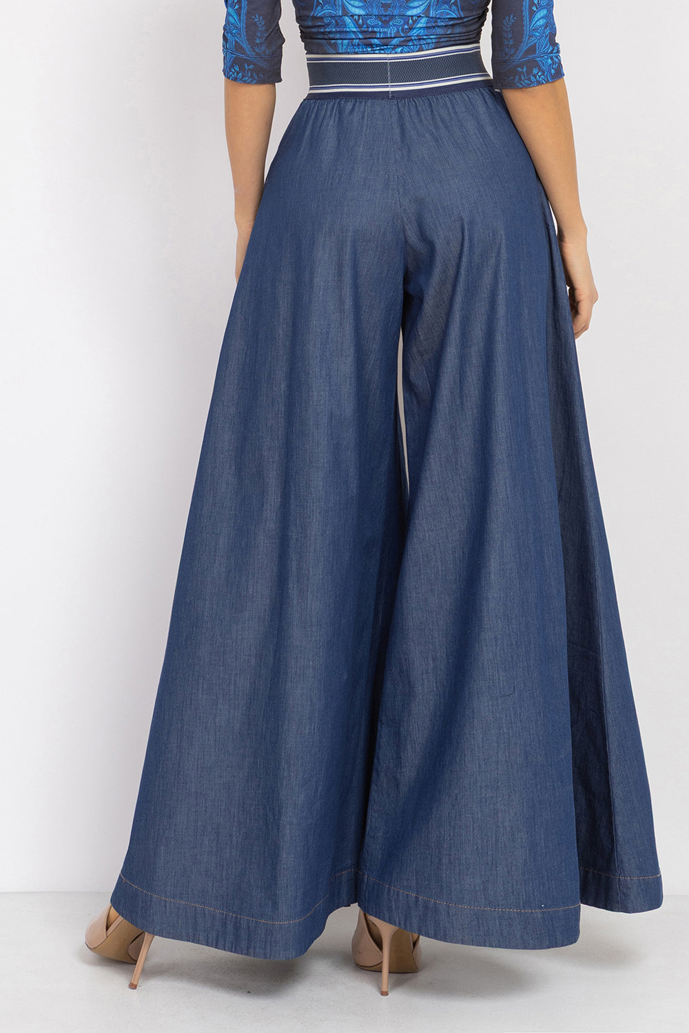 HIGH-WAISTED FLARED DENIM PANTS WITH FRONT SLITS - ESSENTIALS JIORO ПАНТАЛОН ОТ ТЪНЪК ДЕНИМ С ВИСОКА ТАЛИЯ И ЦЕПКИ – ESSENTIALS JIORO