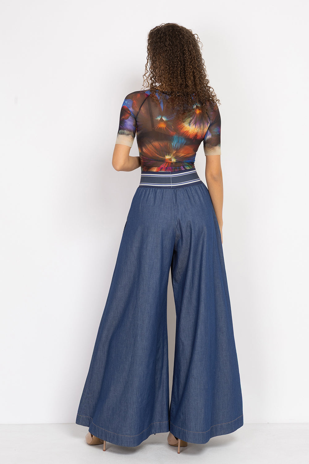 HIGH-WAISTED FLARED DENIM PANTS WITH FRONT SLITS - ESSENTIALS JIORO ПАНТАЛОН ОТ ТЪНЪК ДЕНИМ С ВИСОКА ТАЛИЯ И ЦЕПКИ – ESSENTIALS JIORO