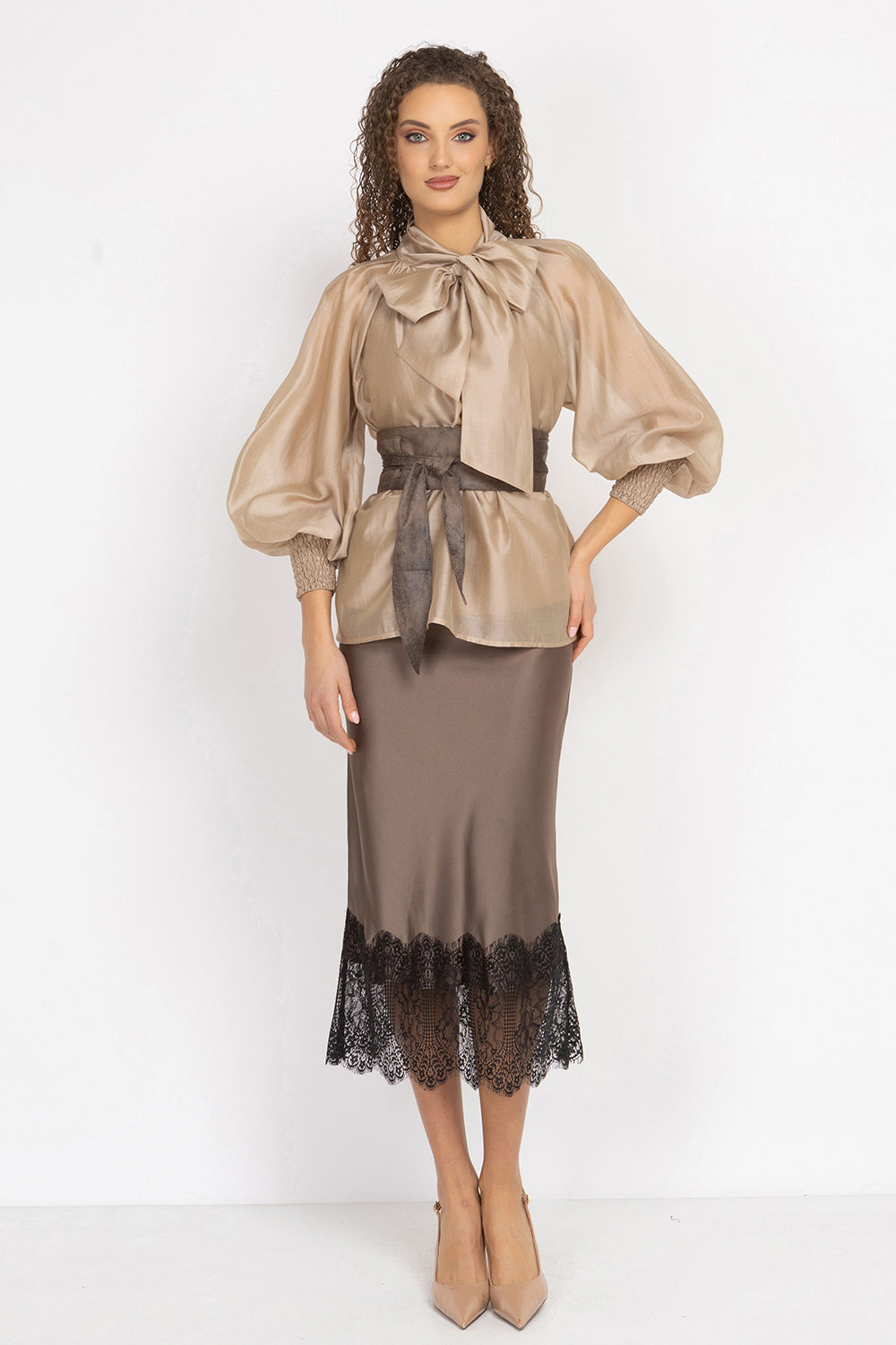 BOHEMIAN BEIGE LYOCELL BLOUSE WITH PUFF SLEEVES AND TIE-FRONT COLLAR - ESSENTIALS JIORO БОХЕМСКА РИЗА ОТ ЛИОЦЕЛ В БЕЖОВО С БОГАТИ РЪКАВИ И ВРЪЗКА - ESSENTIALS JIORO